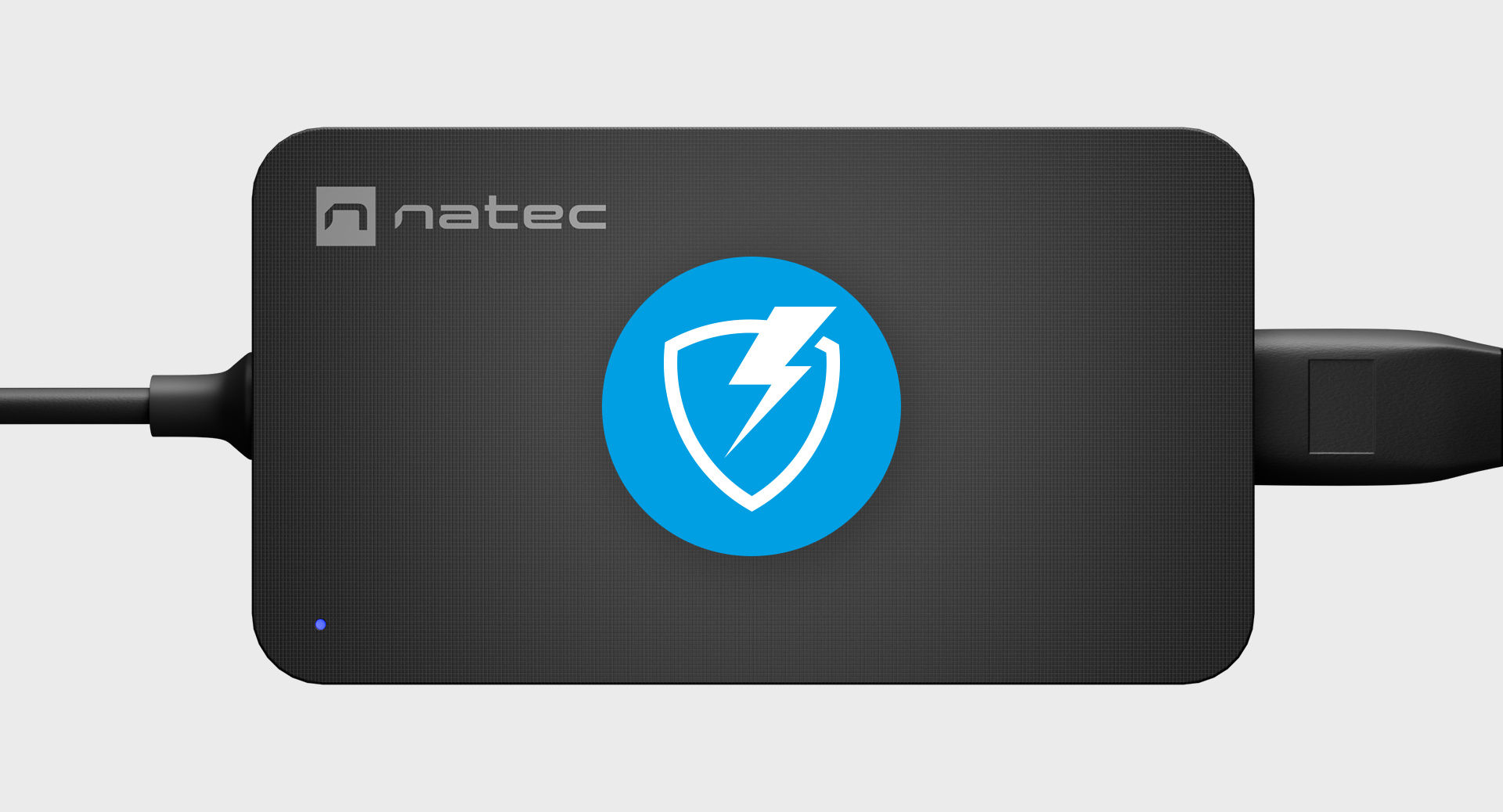 Ładowarka z kablem połączeniowym i niebieskim logo tarczy na czarnej powierzchni.