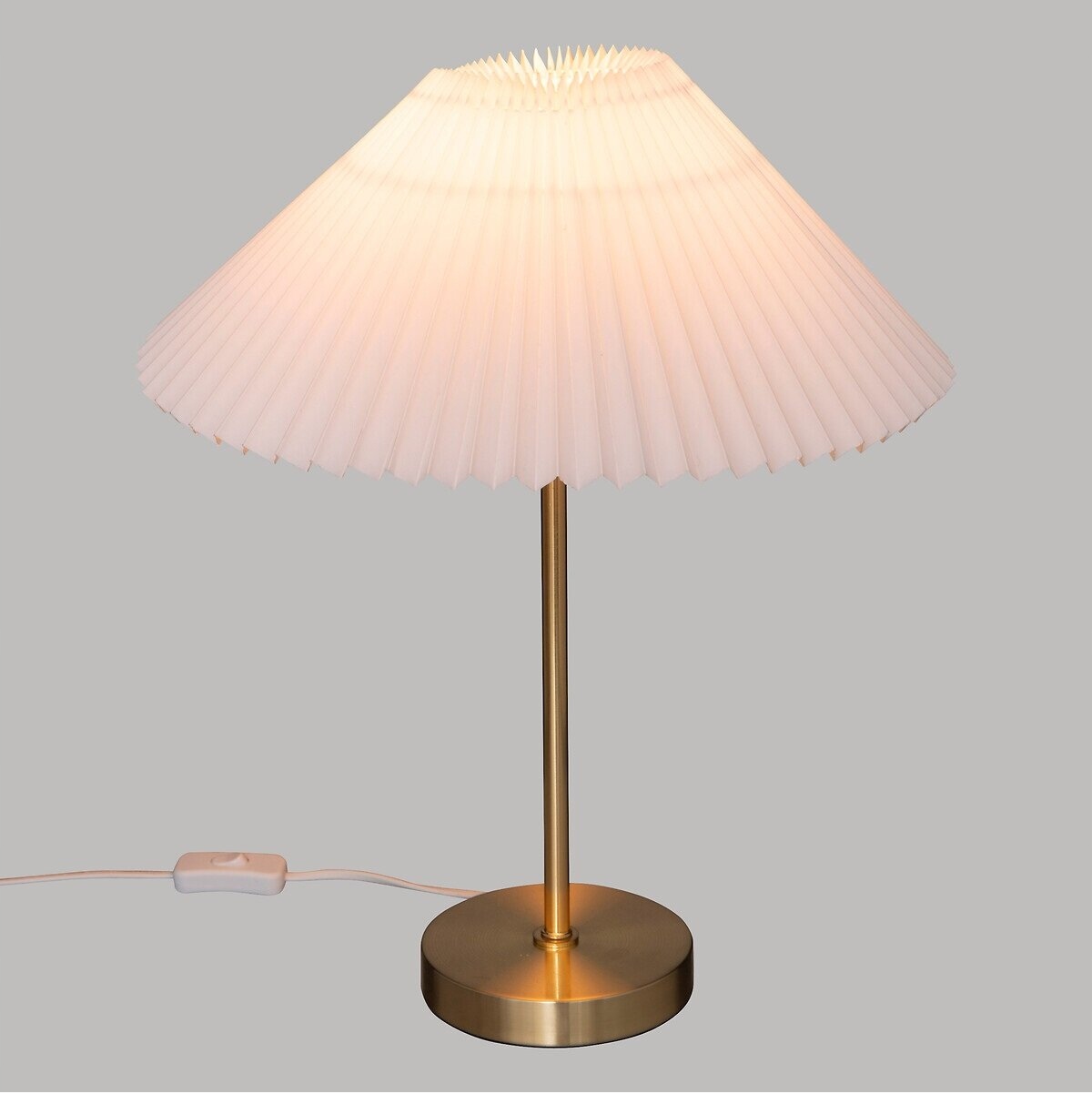 Kontrastujące kolory: biały klosz i złota podstawa