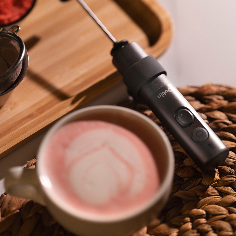 Ręczny spieniacz do mleka OutIn LattoGo Tundra Brown – Idealny do latte i cappuccino