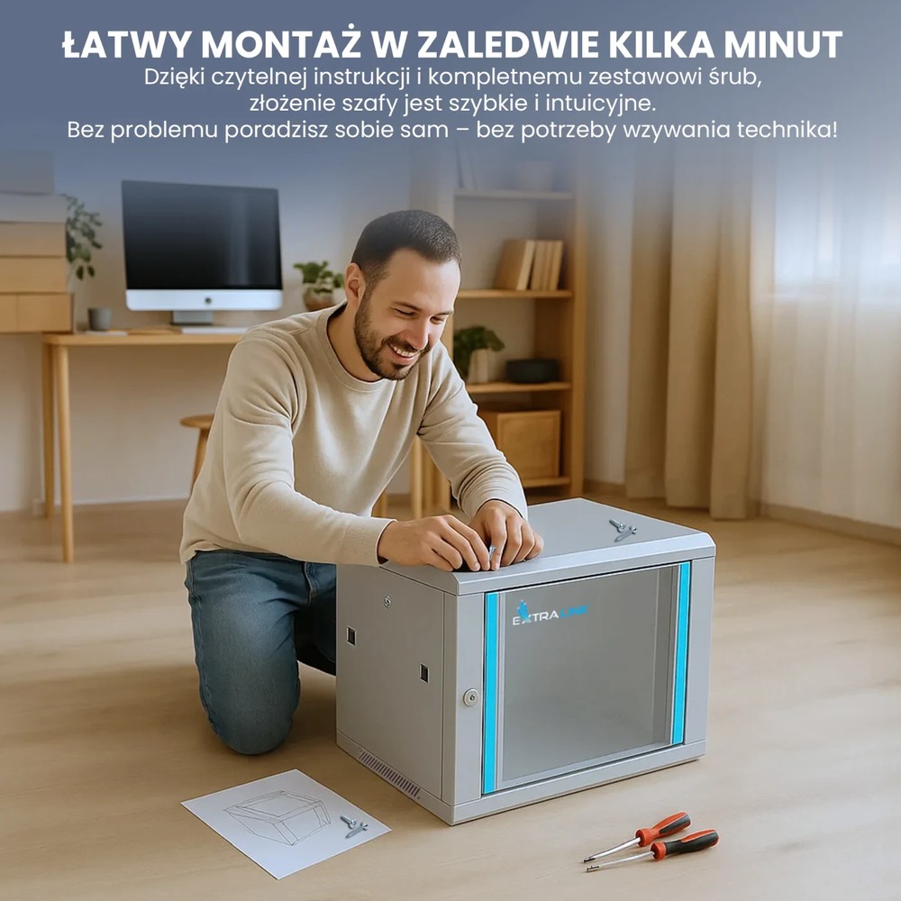 Mężczyzna montujący białą szafę rack Extralink 9U w domowym wnętrzu, z narzędziami i instrukcją na podłodze