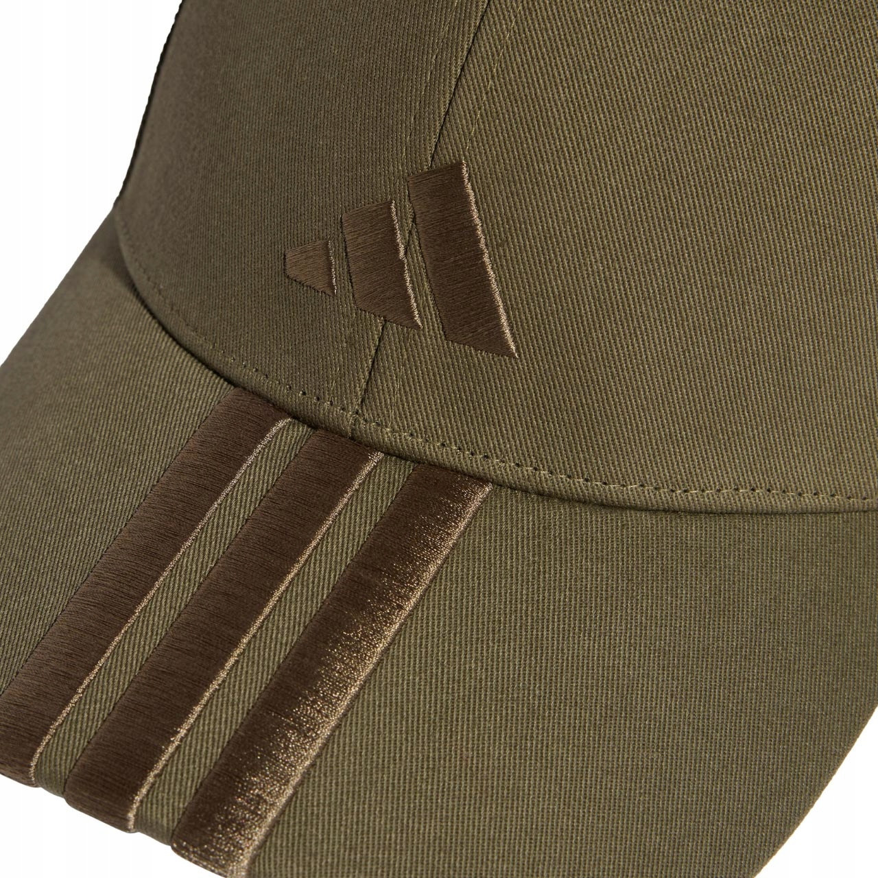 Ikoniczne paski i logo adidas – Sportowy design