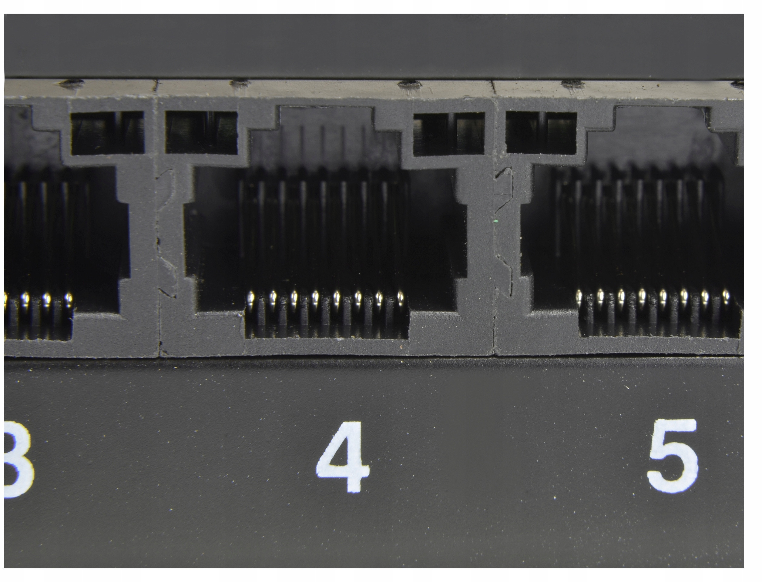 Porty RJ45 – 24 nieekranowane połączenia