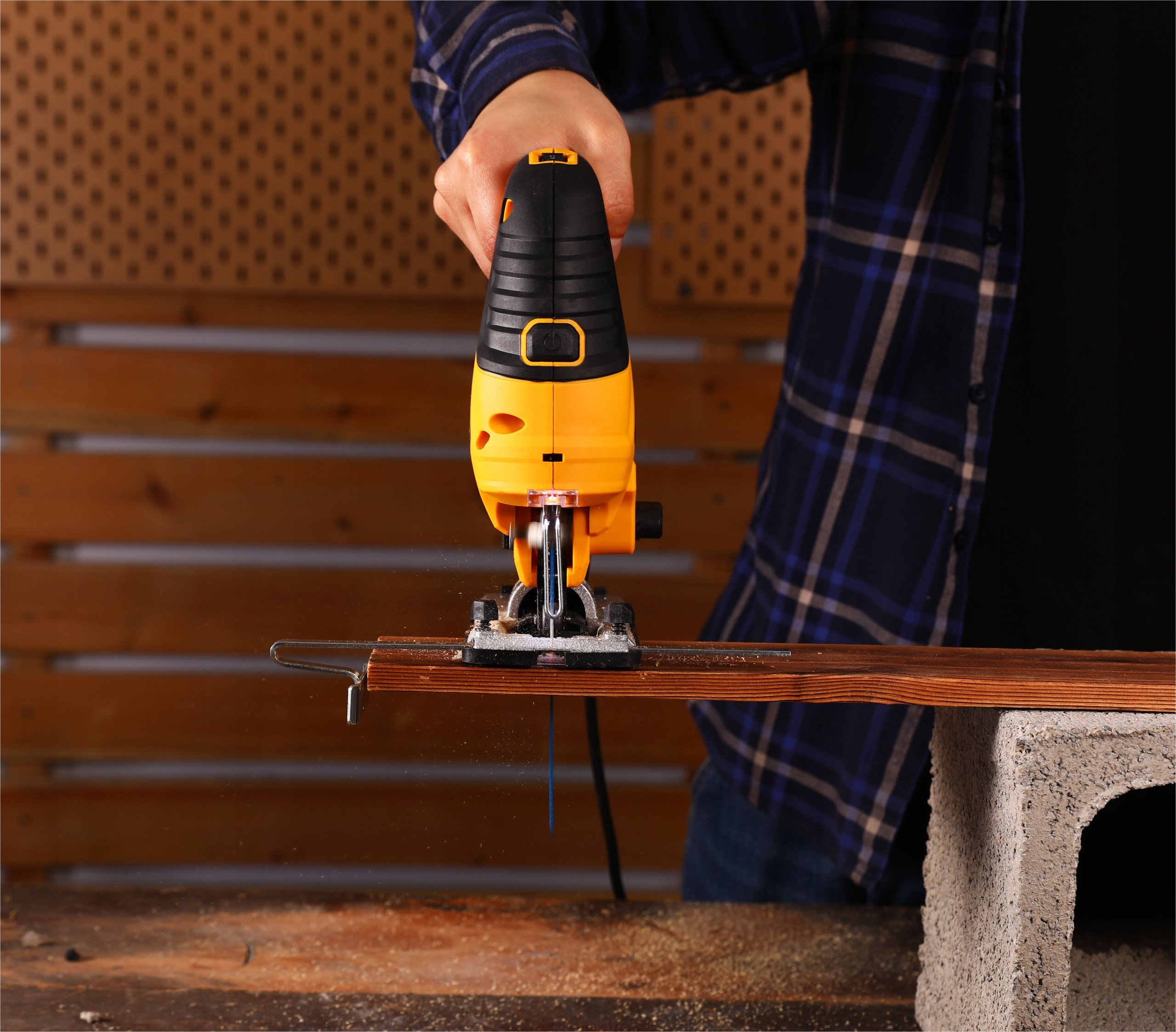 Precyzyjne cięcia z oświetleniem LED i prowadnicą laserową