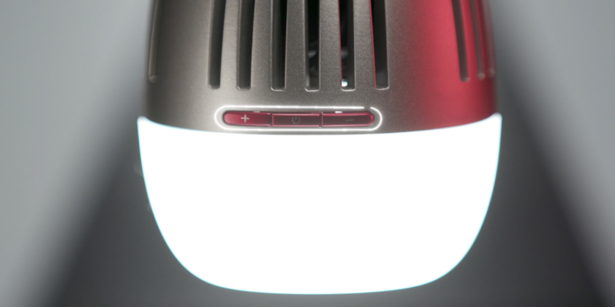 Trzy przyciski sterujące funkcjami żarówki LED Aputure Accent B7c