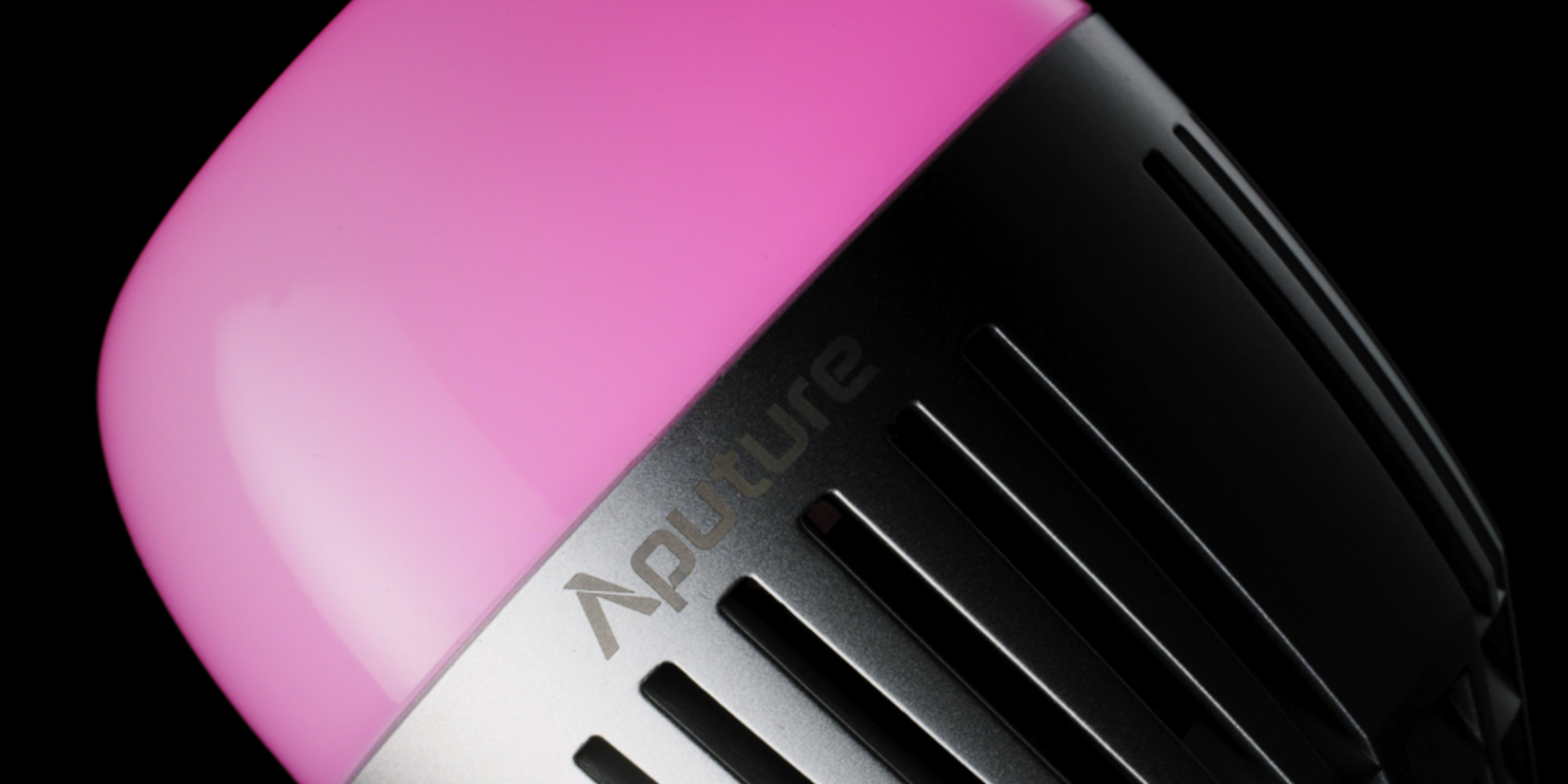 Klimatyczne zdjęcie żarówka LED Aputure Accent B7c na czarnym tle