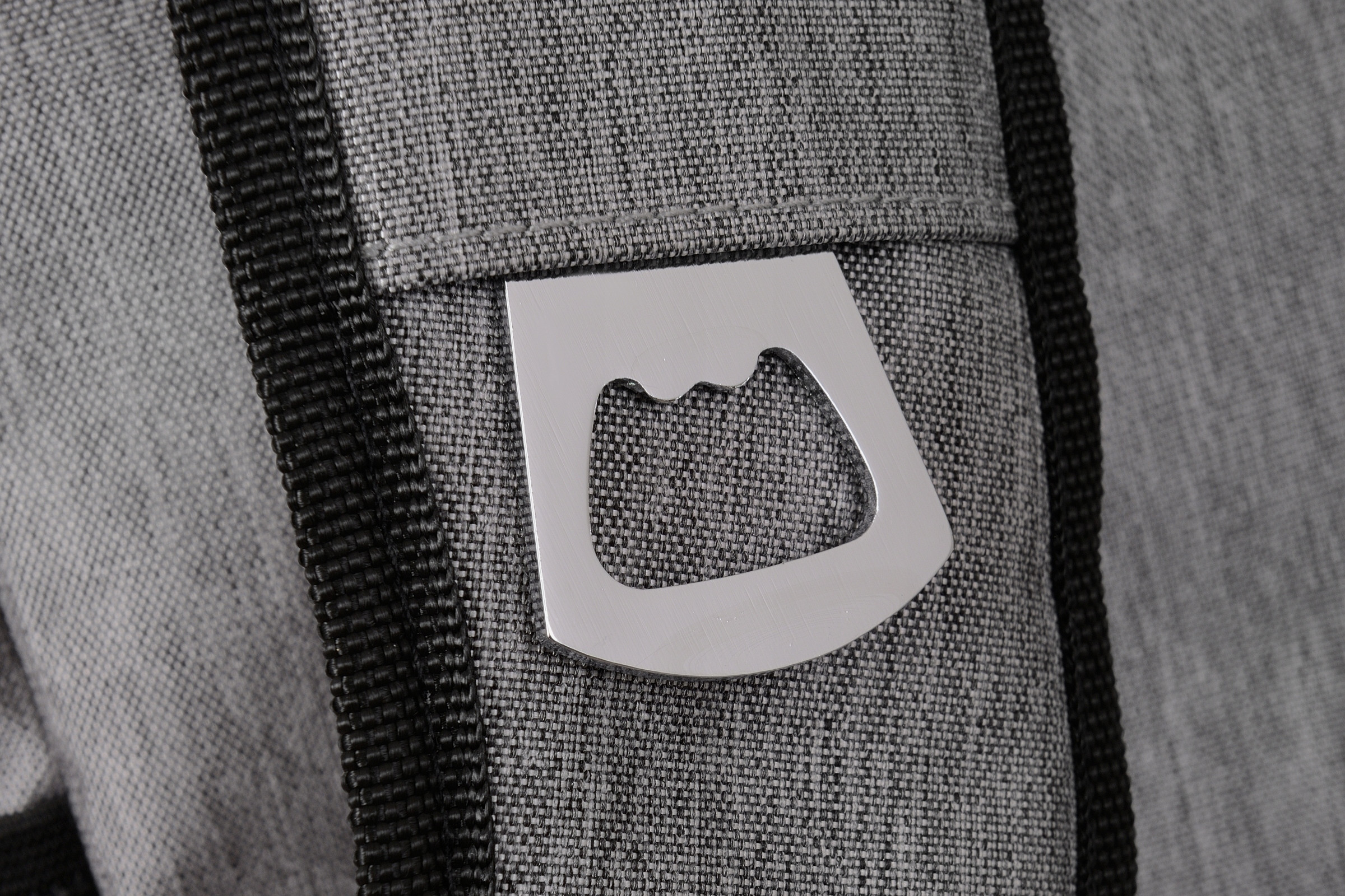 Wbudowany otwieracz do butelek – zawsze pod ręką