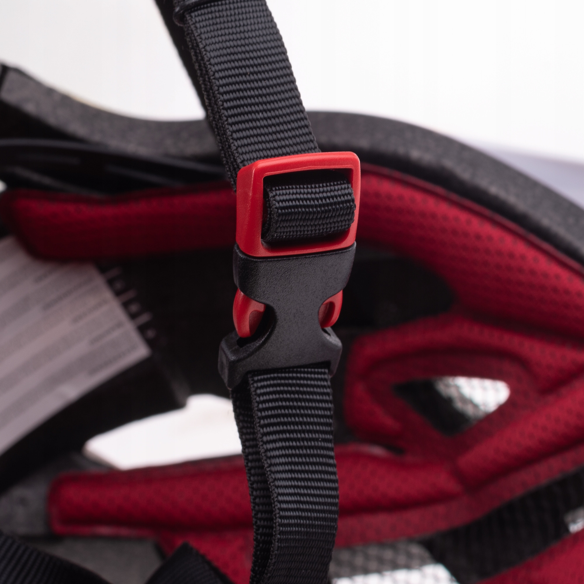 Regulowany daszek i system dopasowania