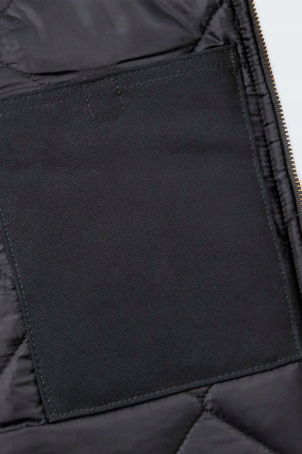 Funkcjonalność i praktyczność – pięć kieszeni i wewnętrzna kieszeń na rzep