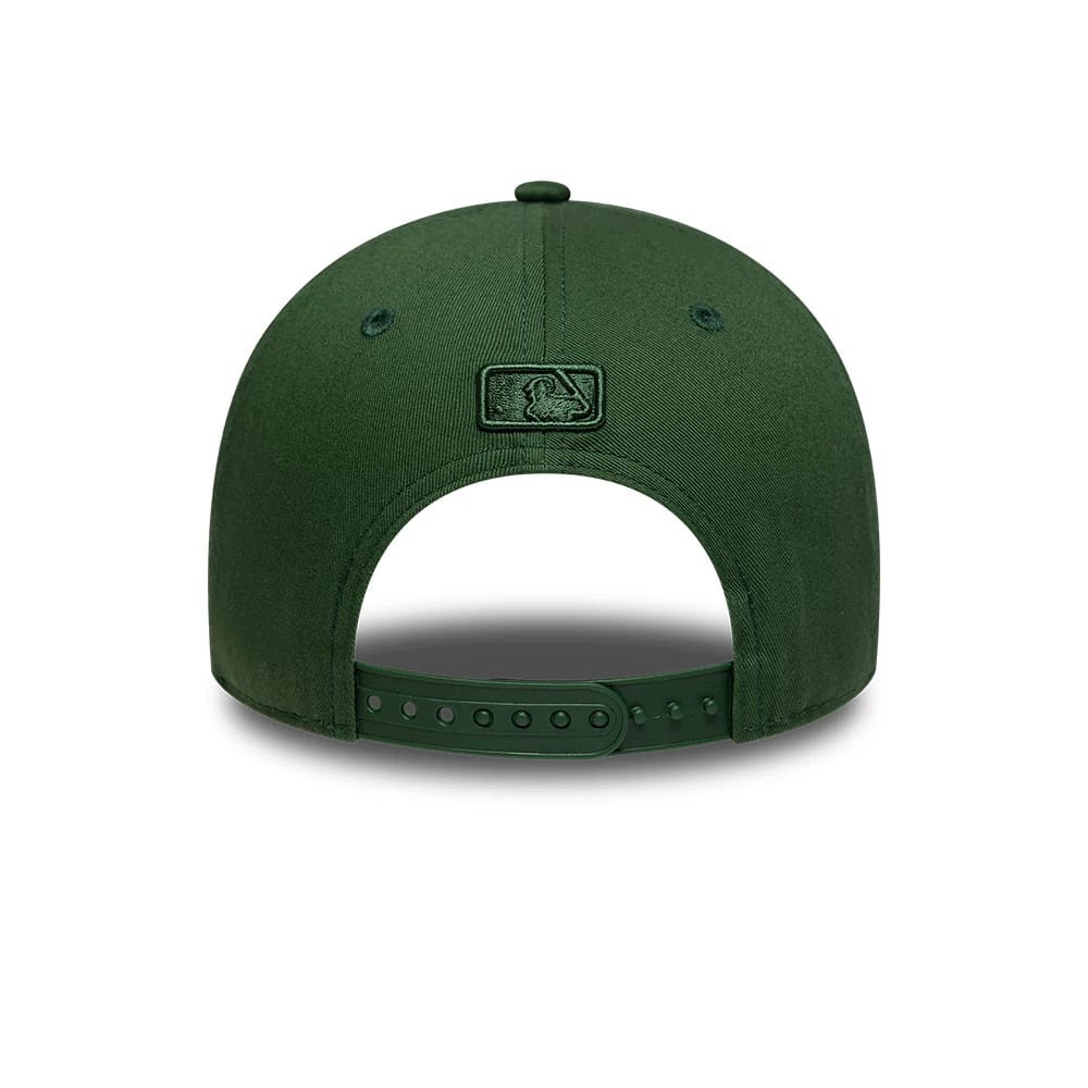 Regulowane zapięcie typu snapback – uniwersalny rozmiar