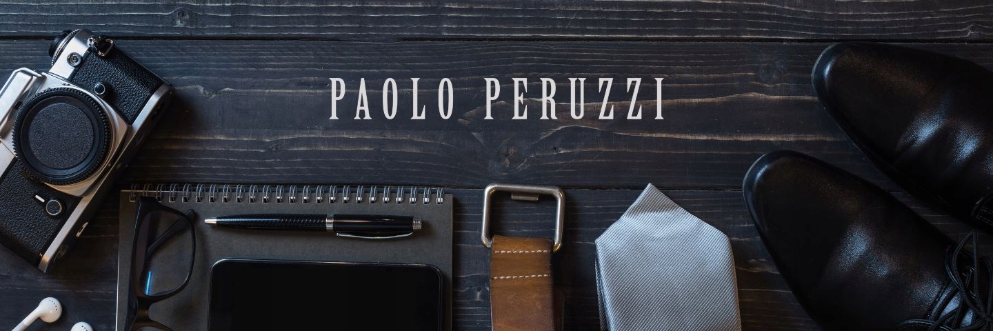 Praktyczne kieszenie i odpinany pasek