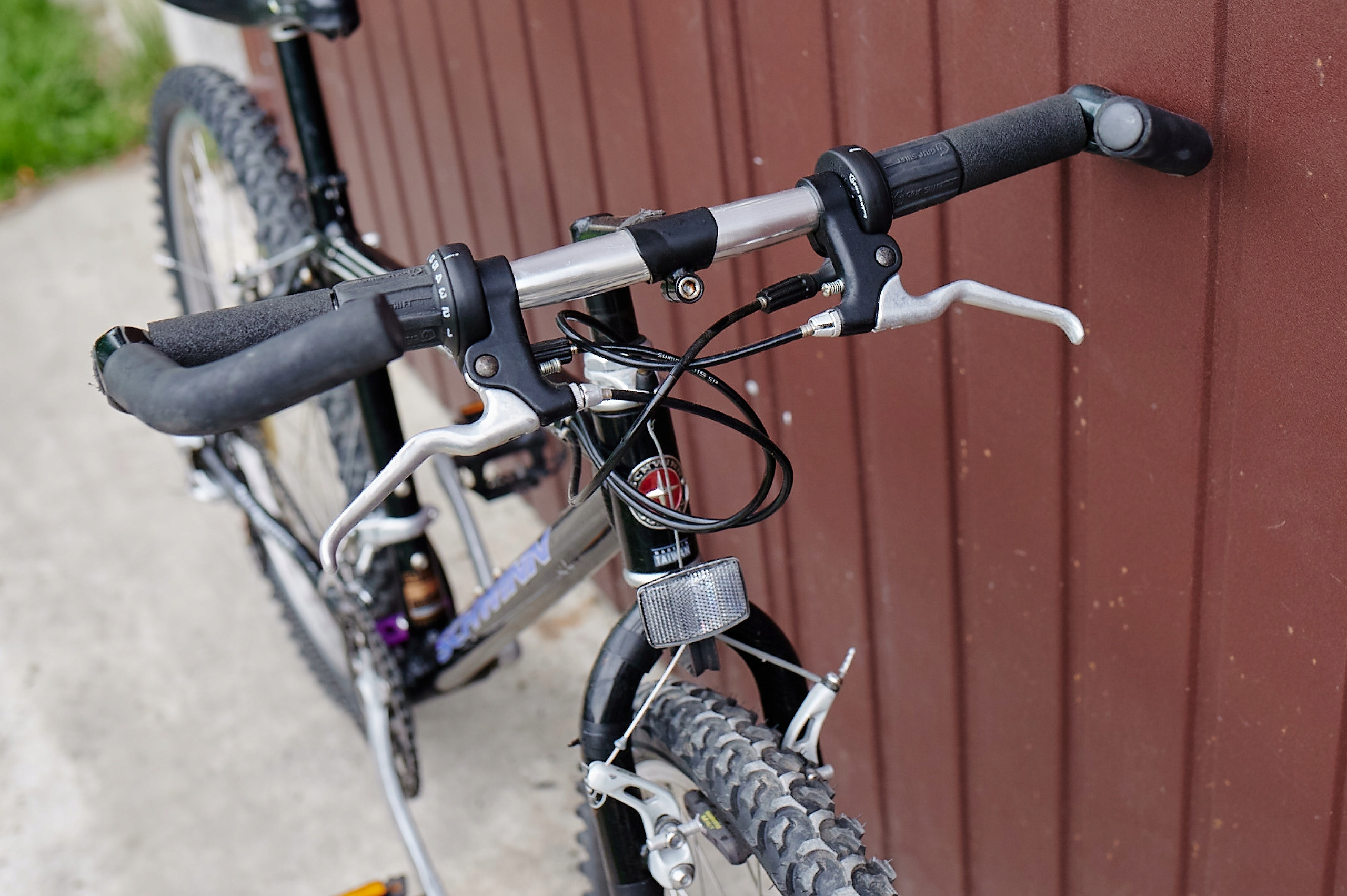 Regulowany daszek w 3 pozycjach dla maksymalnej funkcjonalności