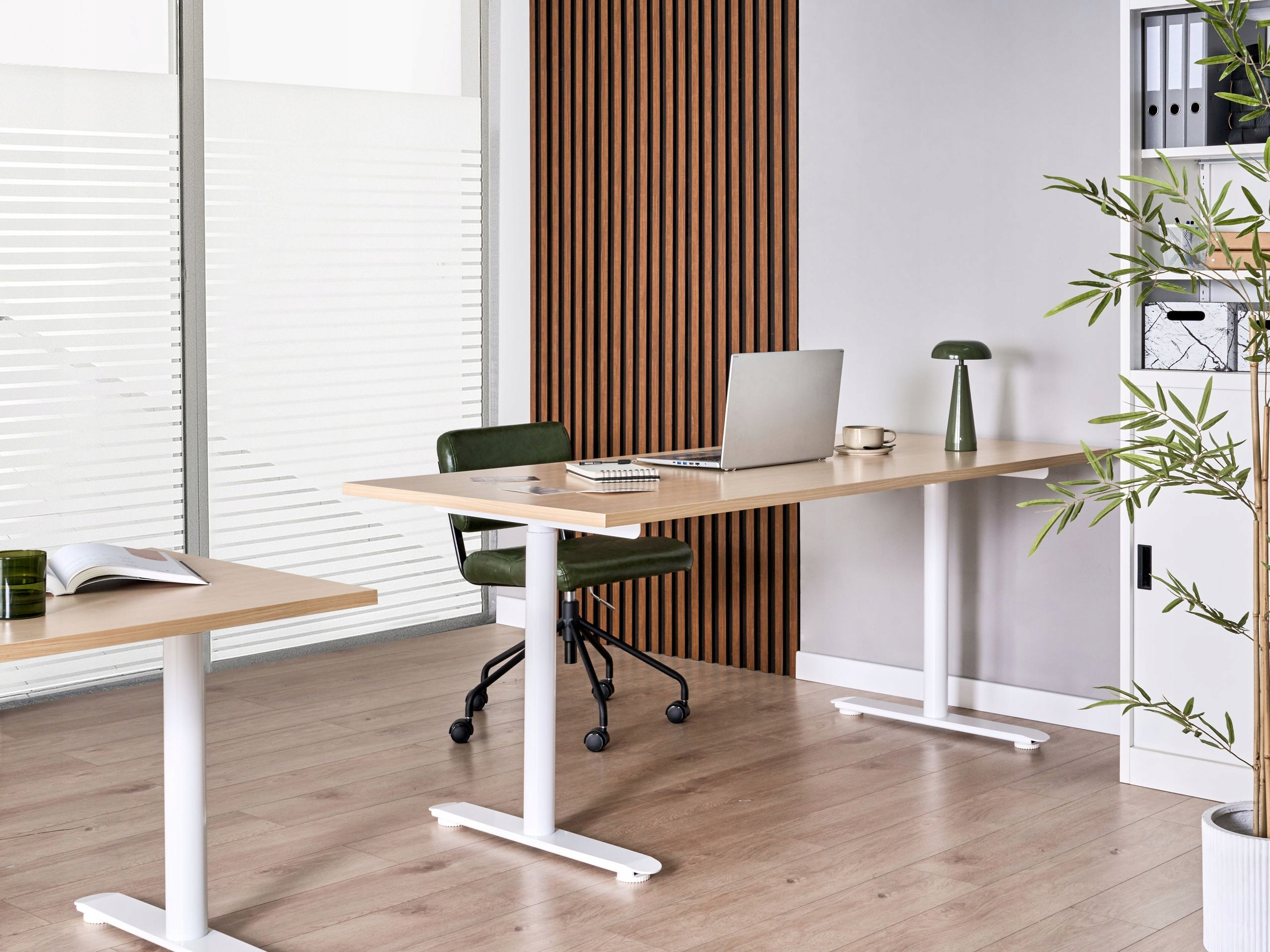 Biurko regulowane elektrycznie DESTINAS – Komfort i nowoczesny design w Twoim biurze