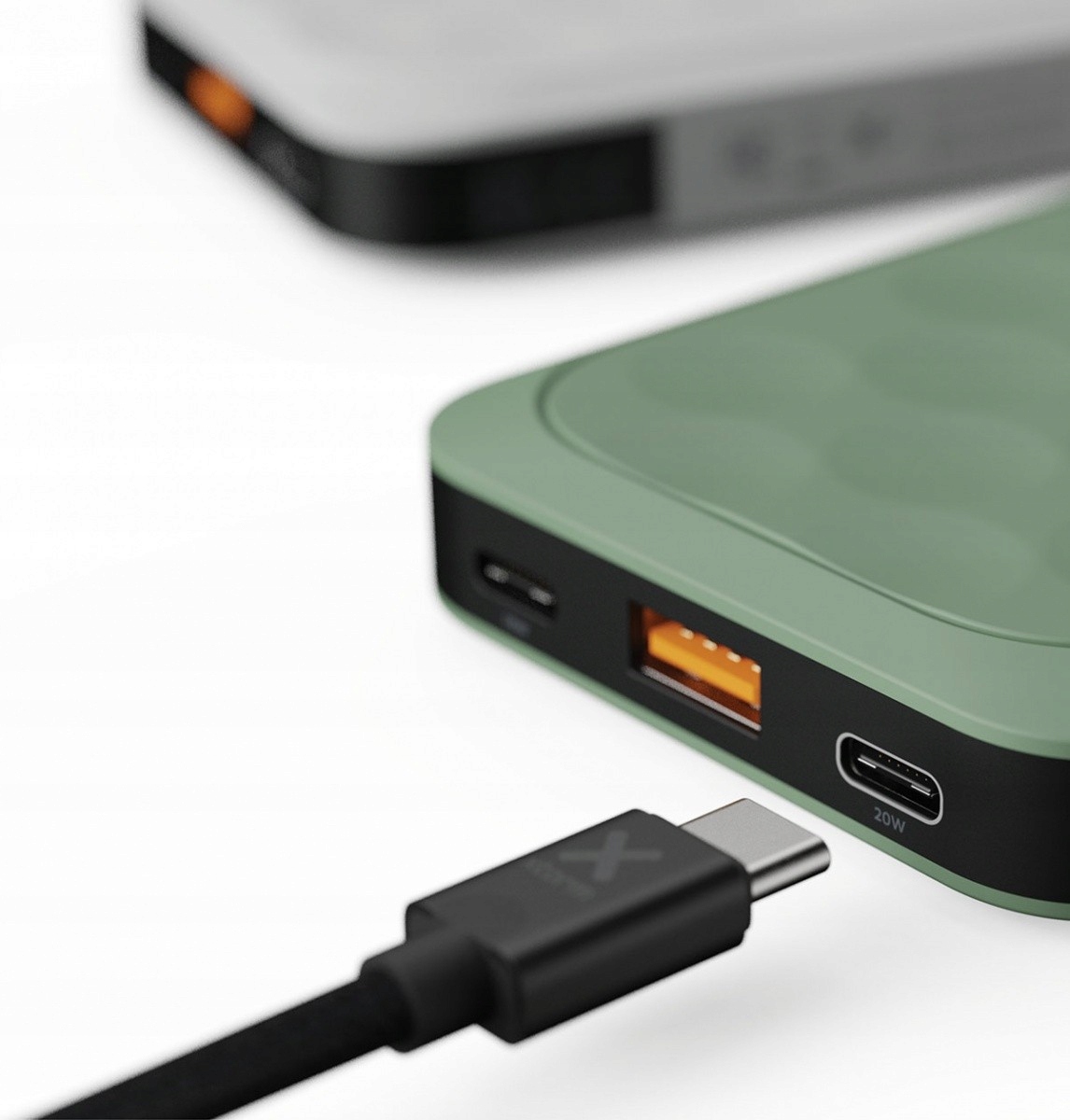 Trzy porty dla maksymalnej wszechstronności – Ładowanie wielu urządzeń jednocześnie