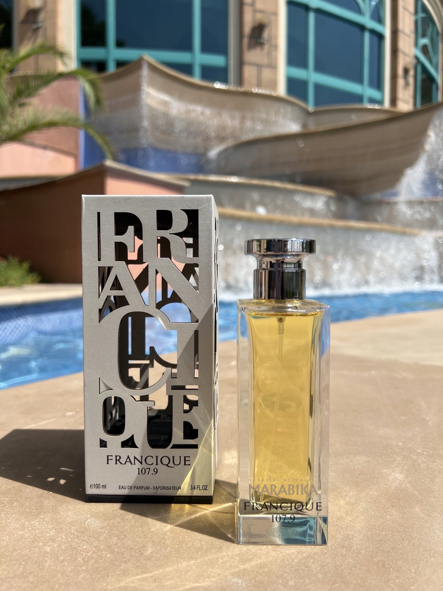 Nuty głowy: włoska bergamotka, akord wiśni, kwiaty róży