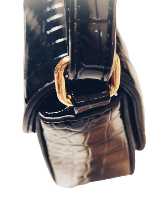 Modny fason stylizowany na skórę krokodyla