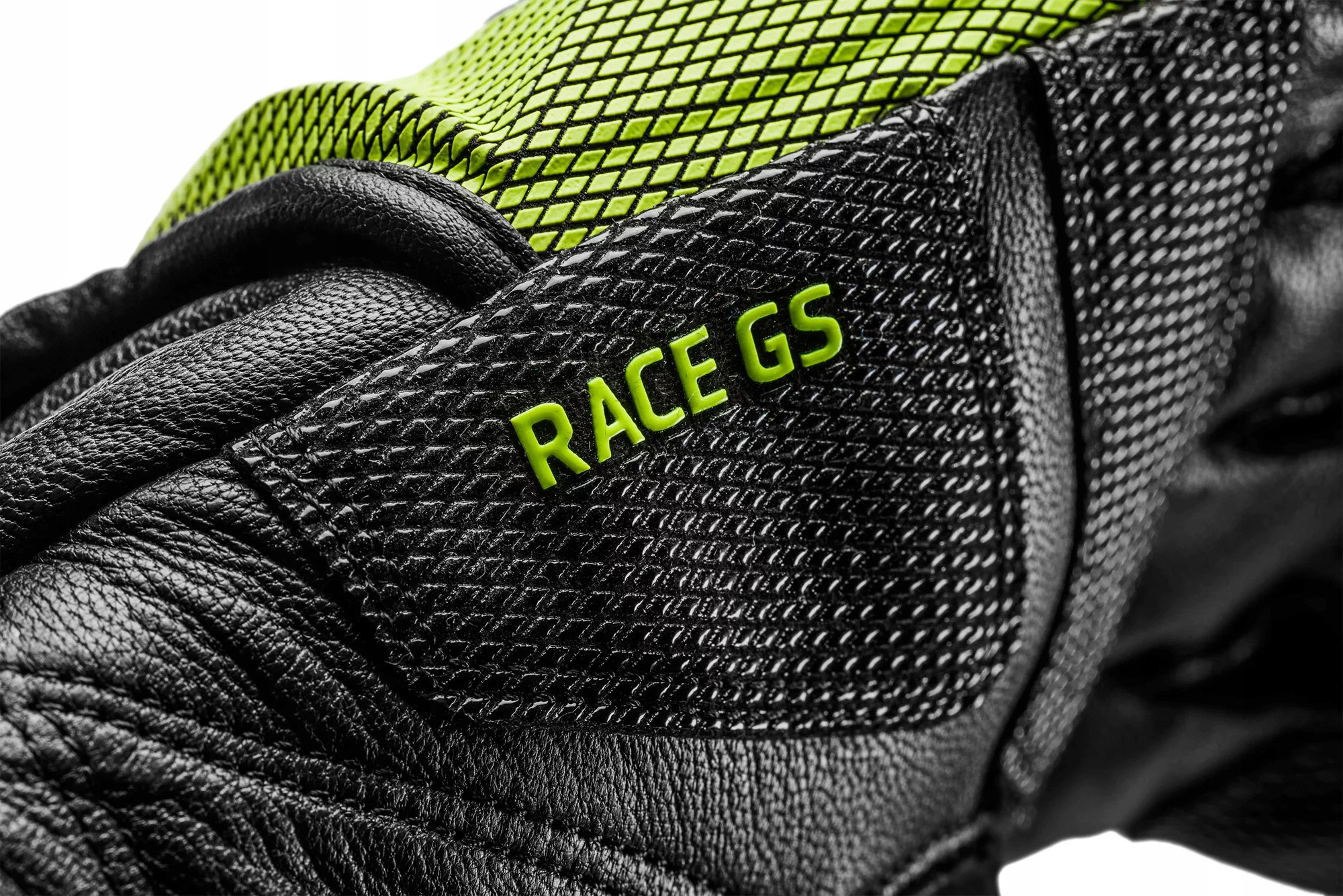 Ergonomiczny krój Race Fit dla maksymalnej swobody ruchów