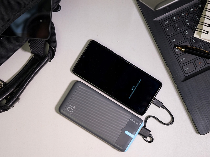 Duża pojemność 10 000 mAh – Wielokrotne ładowanie urządzeń mobilnych