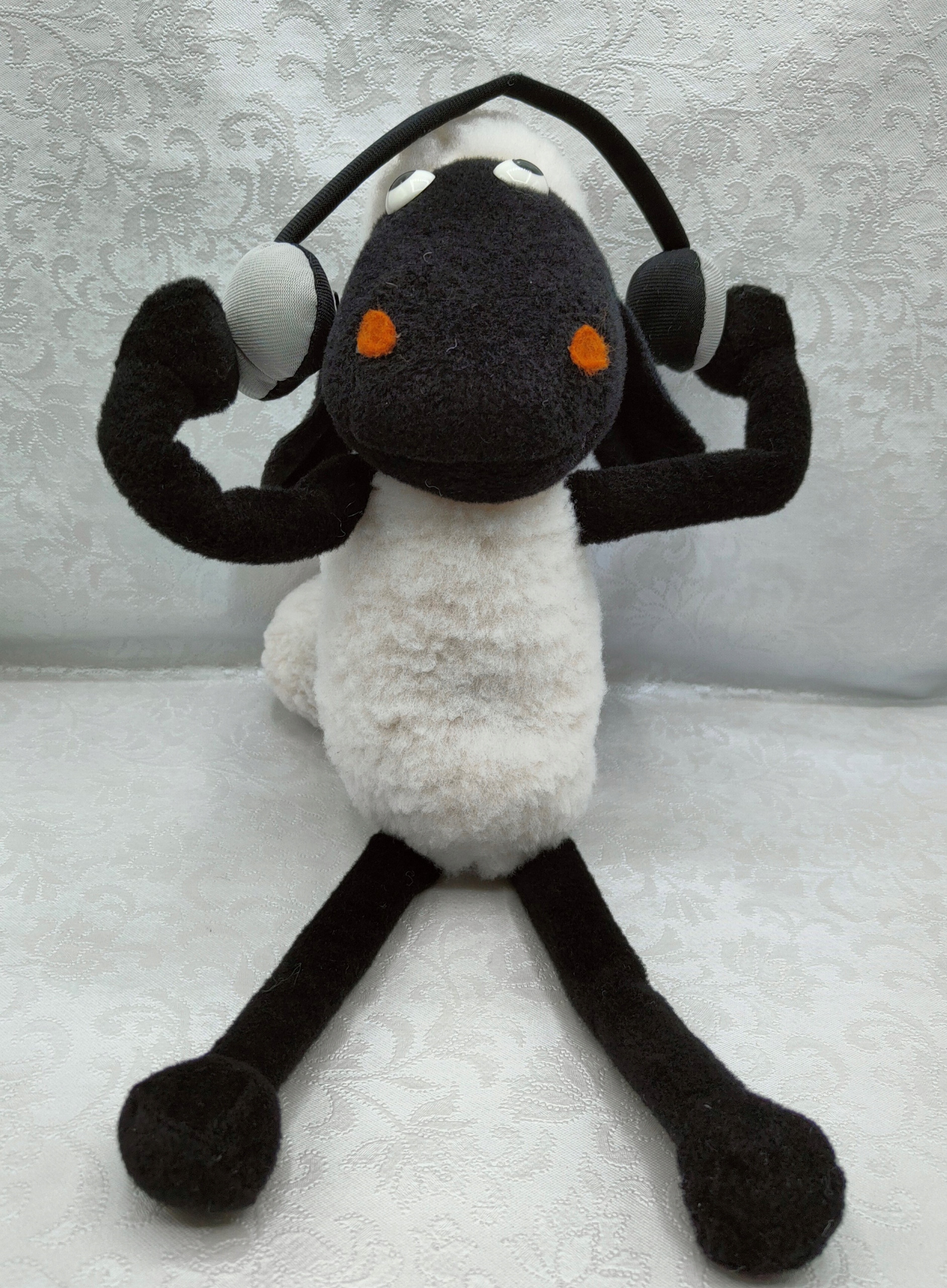 Bezpieczna zabawa z haftowanymi oczkami