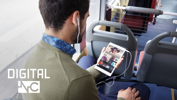 Osoba słuchająca muzyki z urządzenia Xperia Z3 Tablet Compact w autobusie