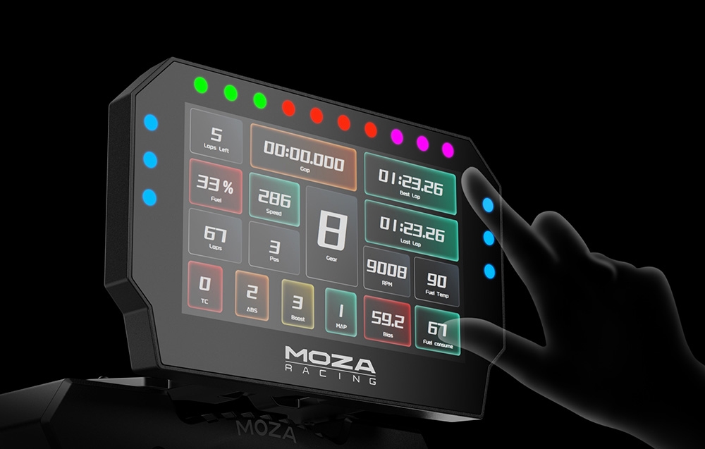 Przezroczysta dłoń obsługująca kolorowy wyświetlacz MOZA RACING z diodami, nazwami parametrów i rożnymi wartościami.
