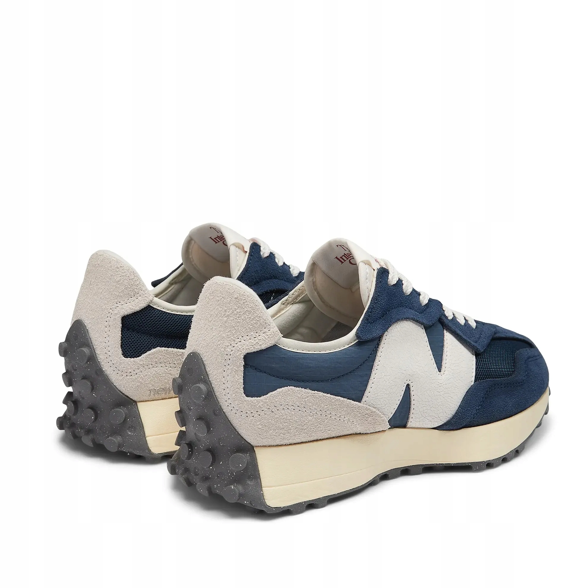 Cholewka ze skóry zamszowej i siateczki – Połączenie stylu i funkcjonalności