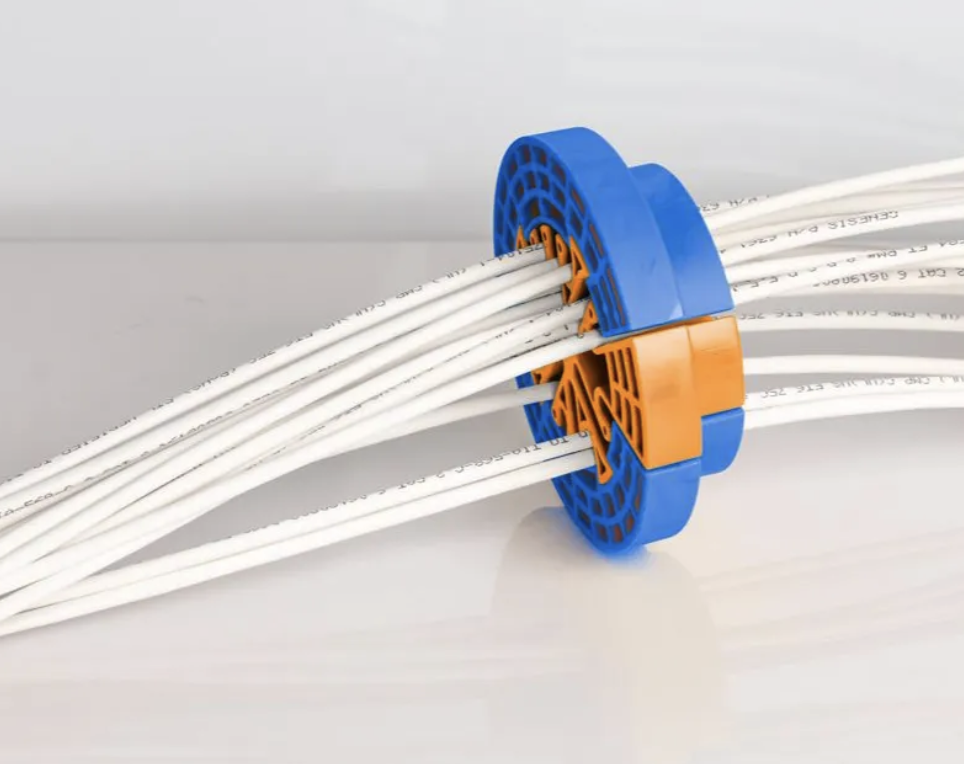 Innowacyjna konstrukcja z 15 slotami – Perfekcyjne ułożenie kabli