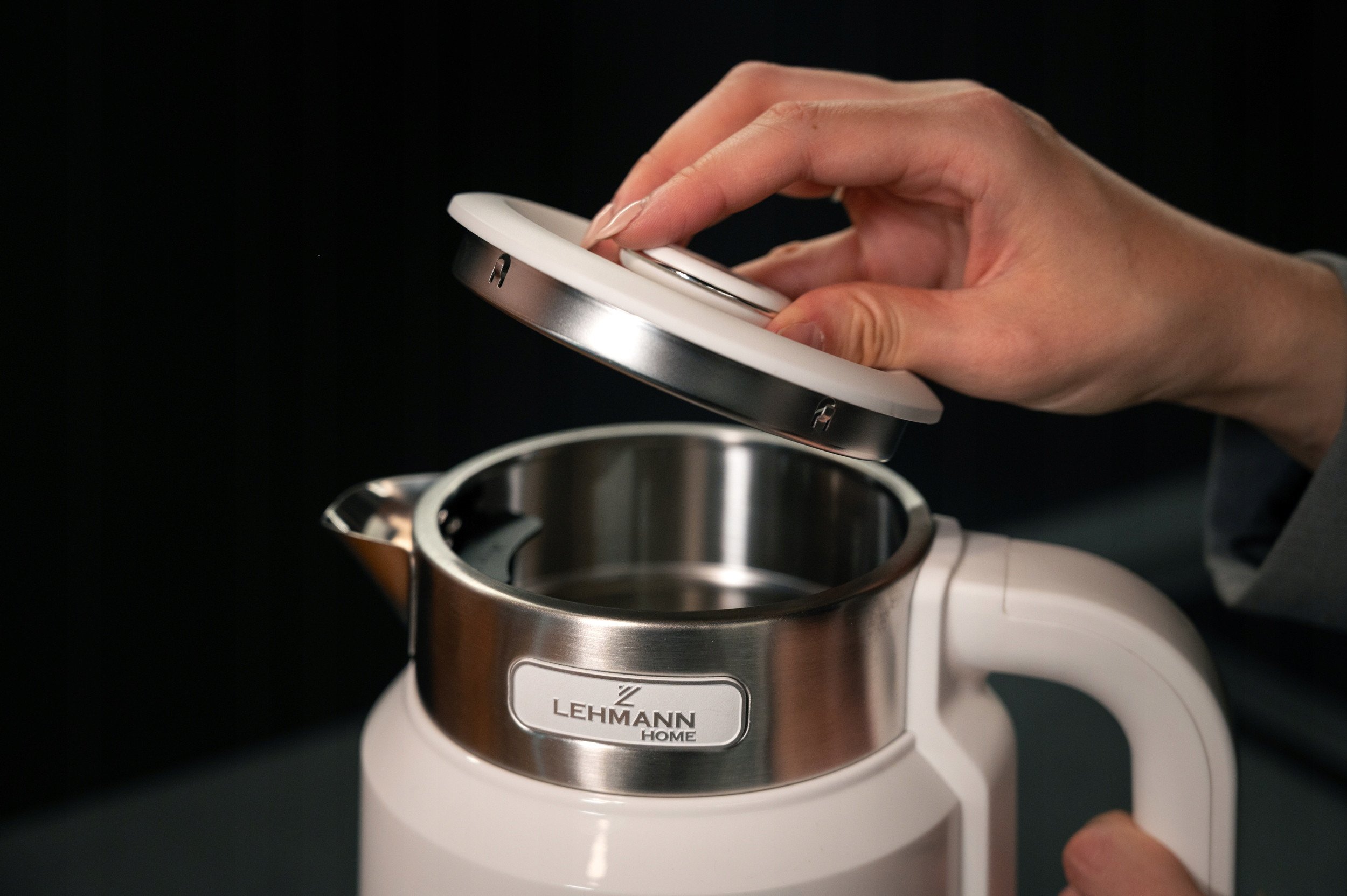 CZAJNIK ELEKTRYCZNY BEZPRZEWODOWY STALOWY RETRO 2200W BIAŁY DUŻY 2L FILTR Kolor dominujący biały