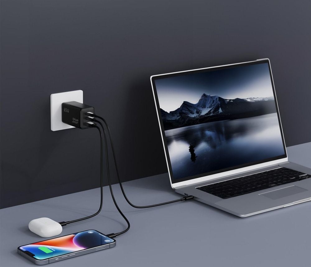 Trzy porty ładowania – Dwa USB-C i jeden USB-A