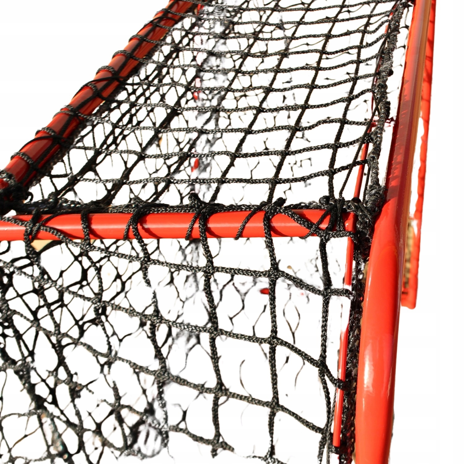 W zestawie: rama bramki, siatka i linka do mocowania