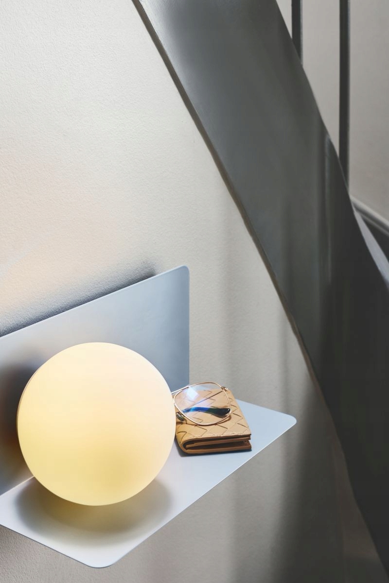 Elegancki design i funkcjonalność lampy LILIBETH