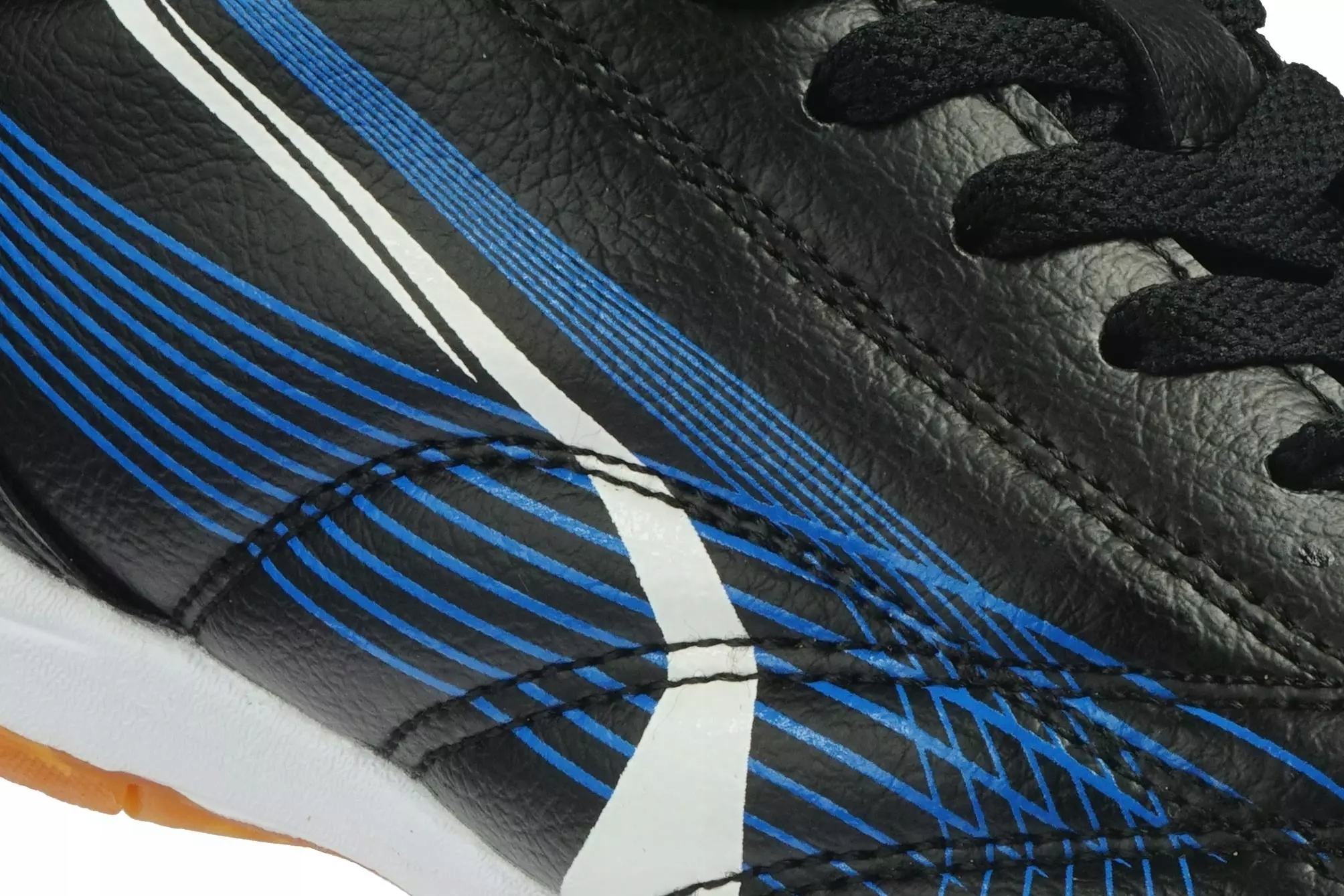 Materiały wysokiej jakości: skóra ekologiczna* i tkanina