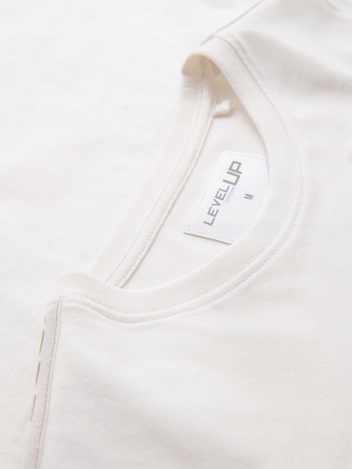 Bawełniany męski longsleeve U-neck z lampasami i nadrukiem na piersi - złamana biel OM-LSCL-0127 V3 S