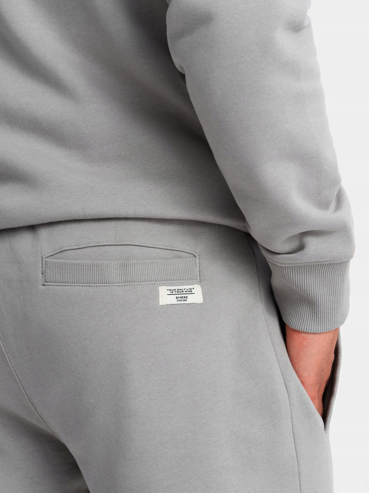 Funkcjonalność – Regulowany pas i praktyczne kieszenie