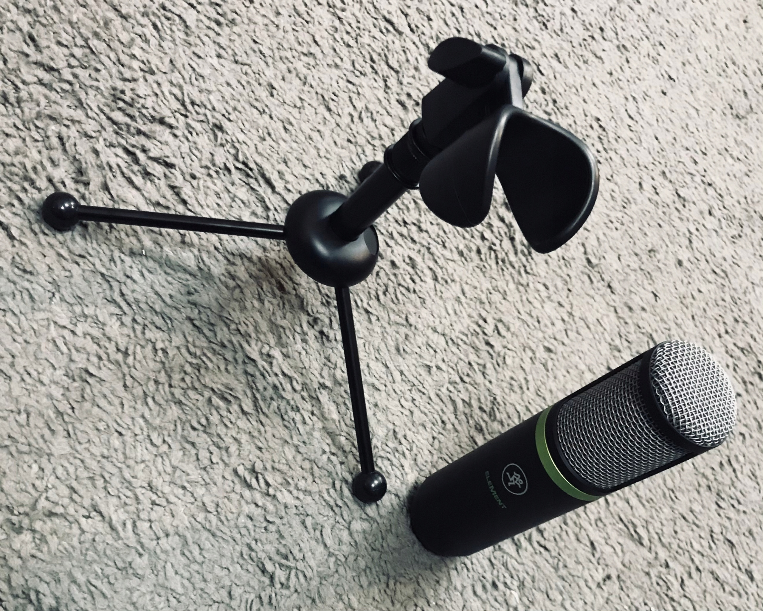 Zestaw zawiera: mikrofon, statyw, uchwyt i kabel USB