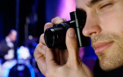Sony DCS-RX100 III Cyber-shot digital camera provides manual focus options