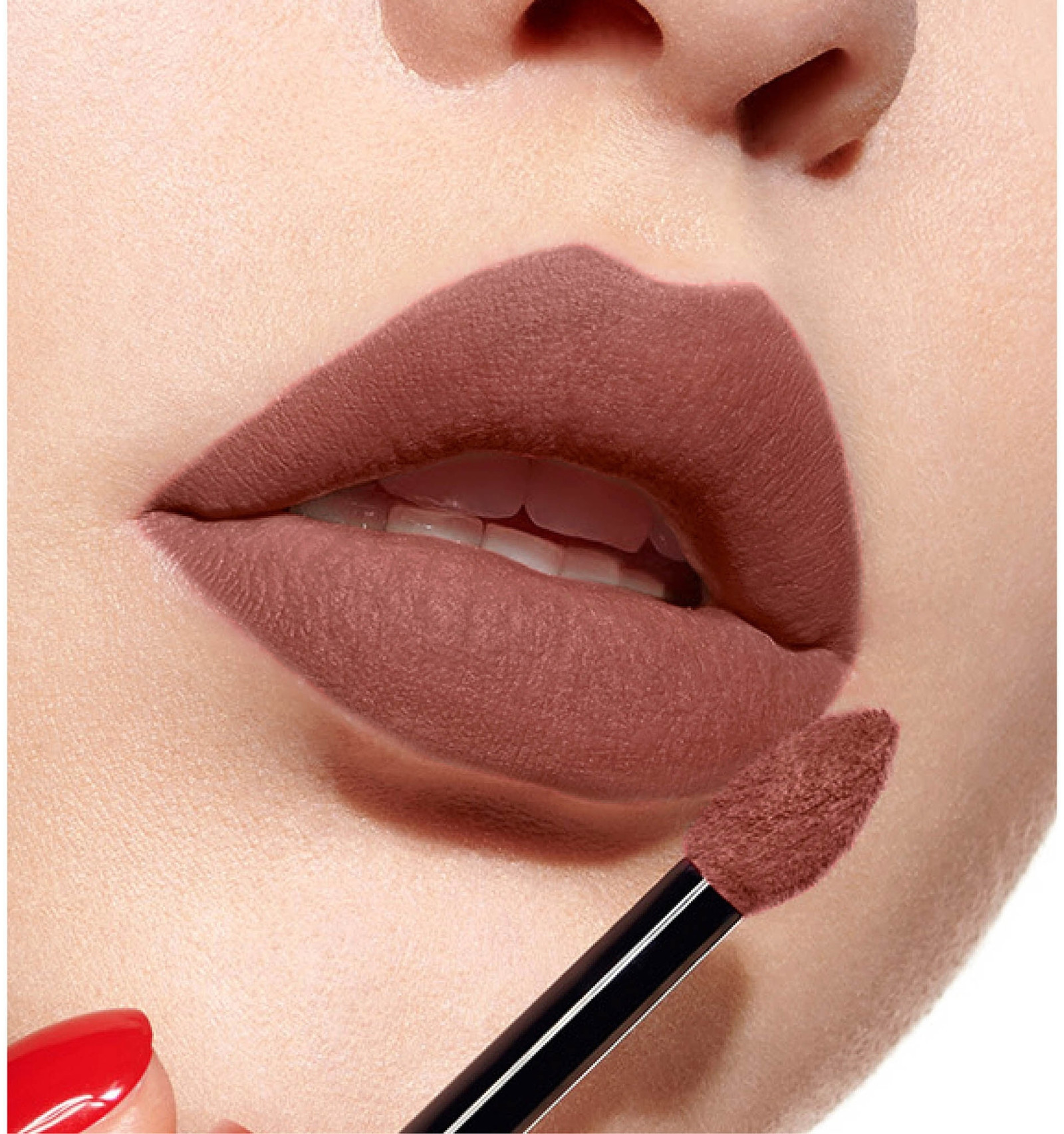 Intensywnie napigmentowana formuła – Odporność na migrację i długotrwały efekt