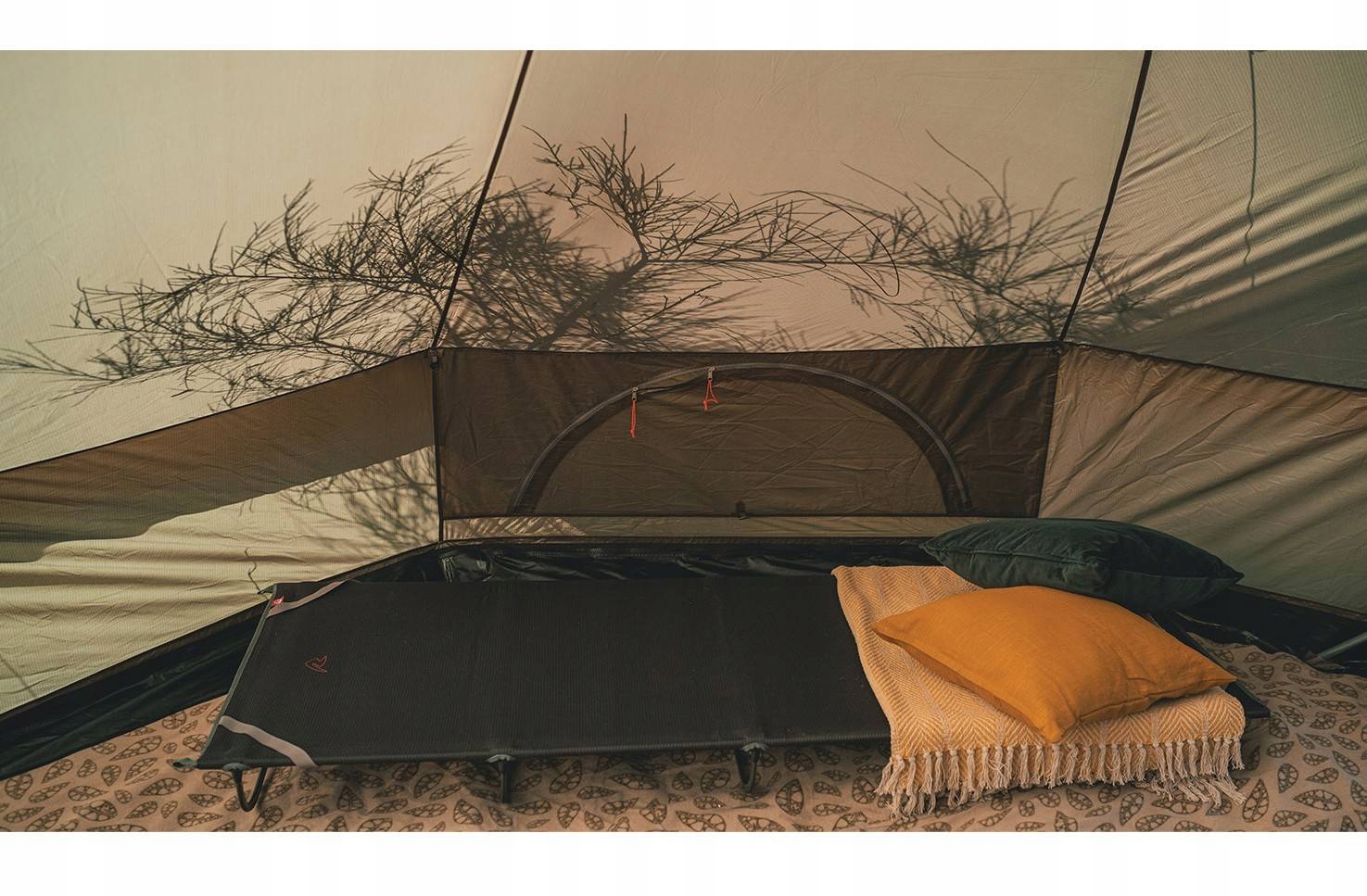 Łóżko turystyczne Settler Bed - black – Komfortowy sen na biwaku
