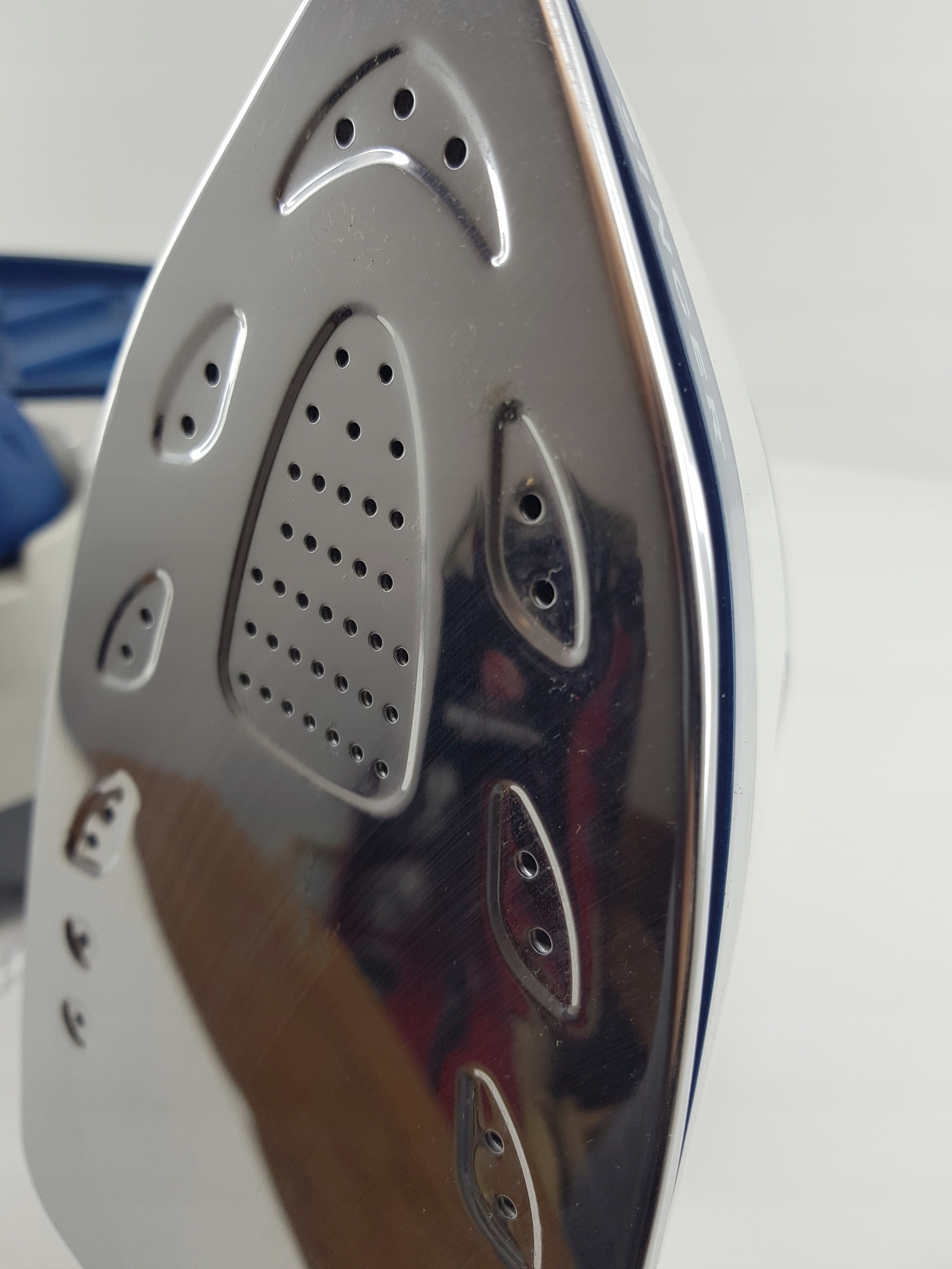 Stalowa podeszwa dla optymalnego przesuwania po tkaninach