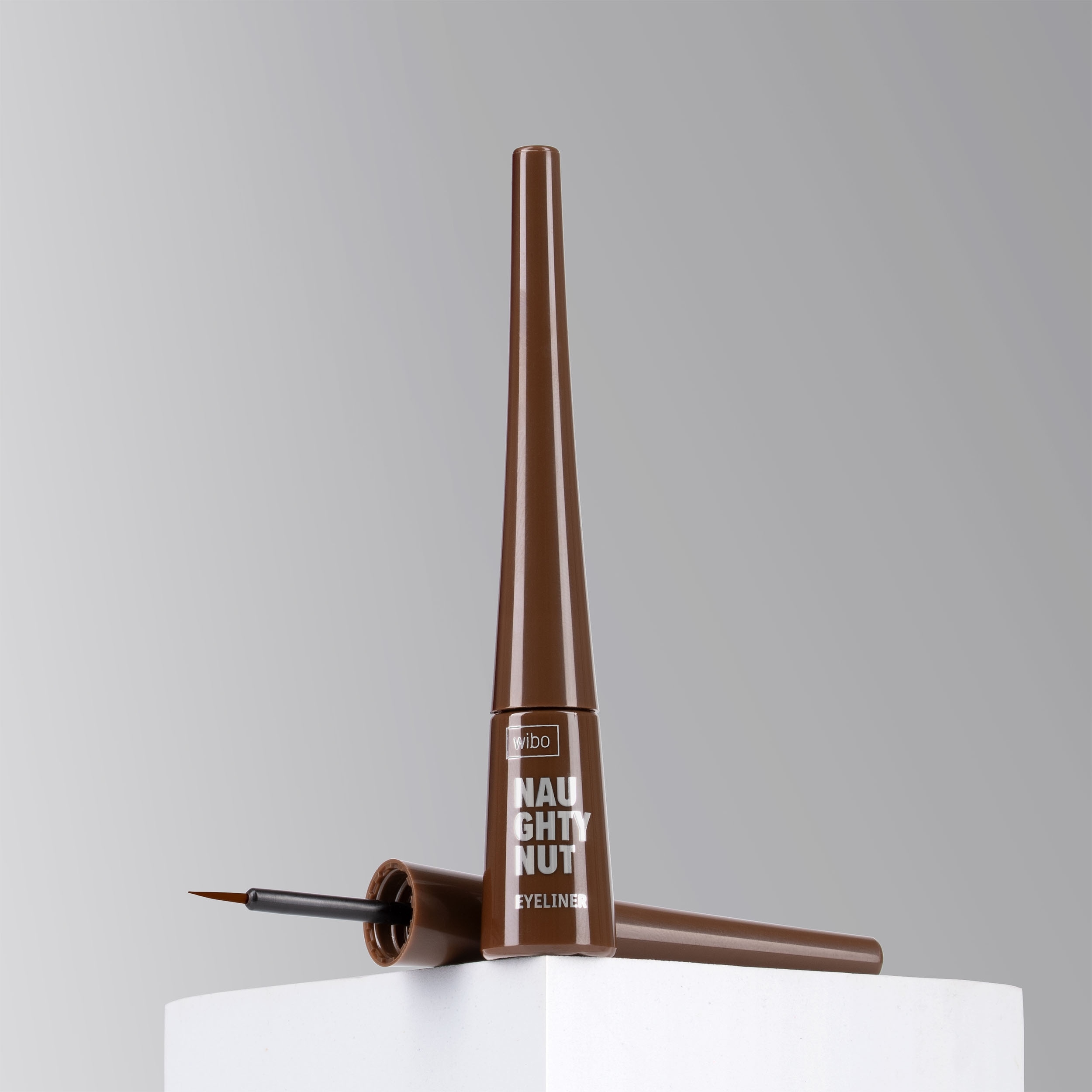 Głęboki i intensywny odcień orzechowego brązu