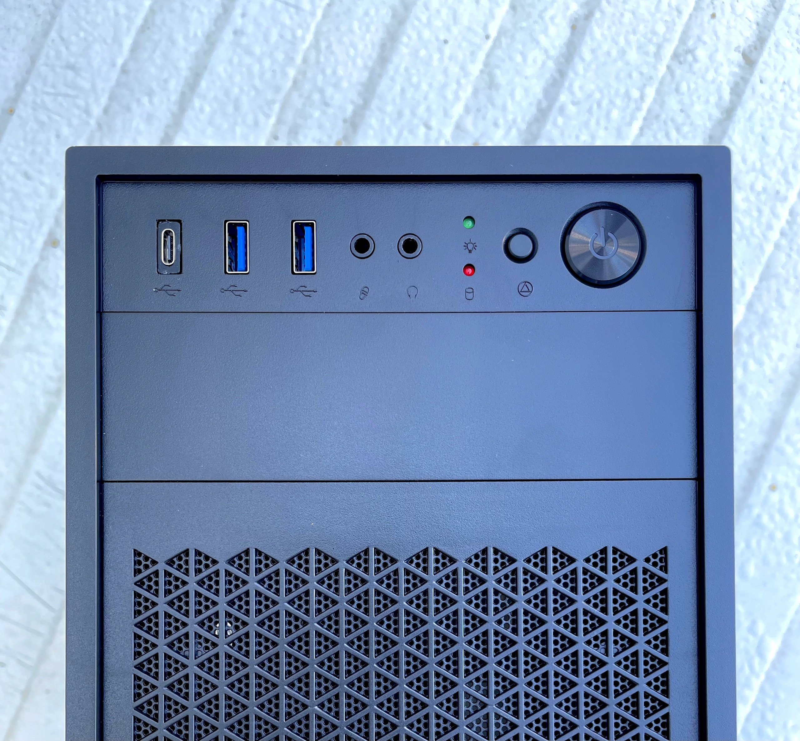 Nowoczesne złącza: 2x USB-A i 1x USB-C