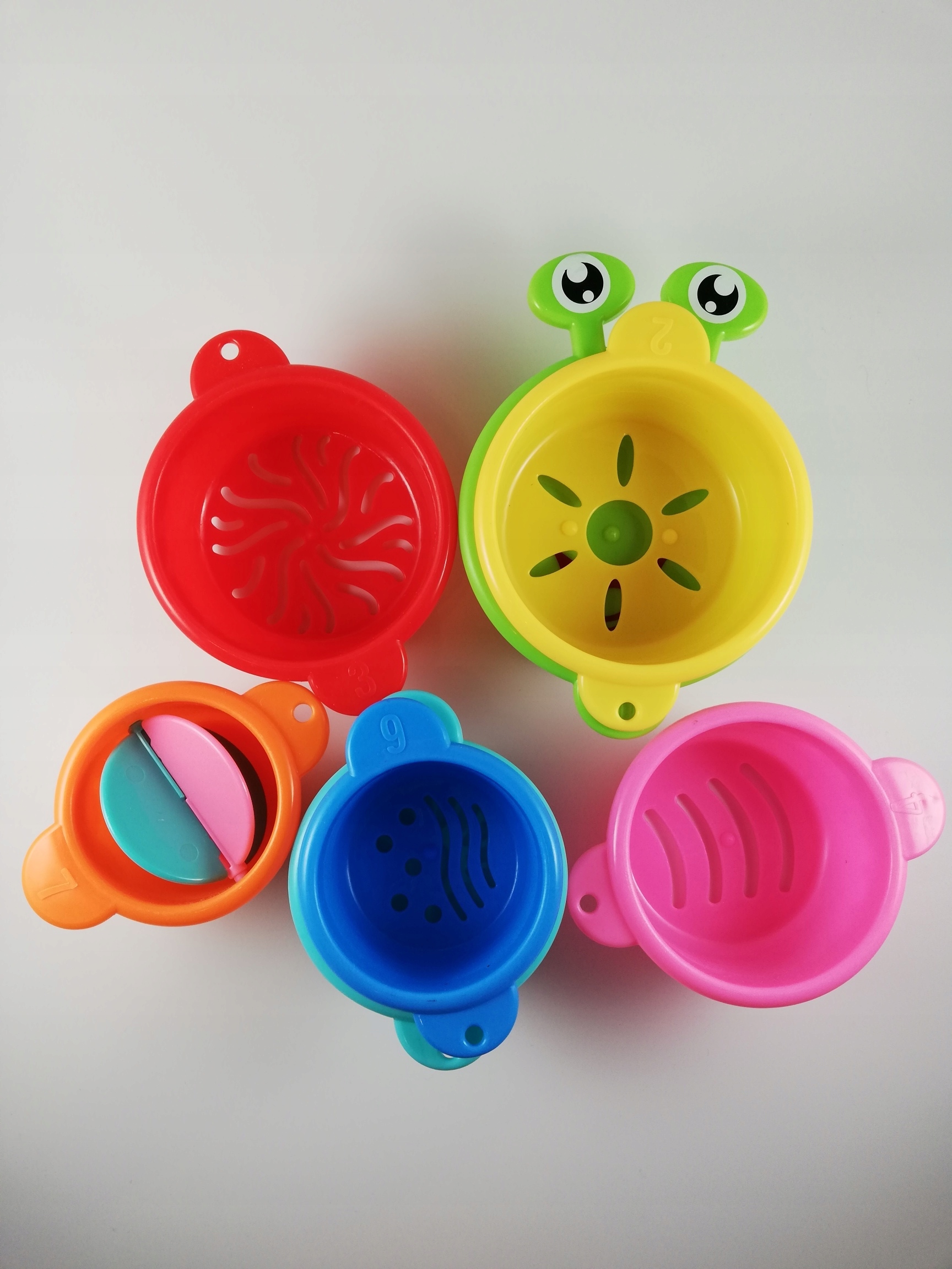 Piramida kubeczków – Edukacyjna zabawka dla najmłodszych