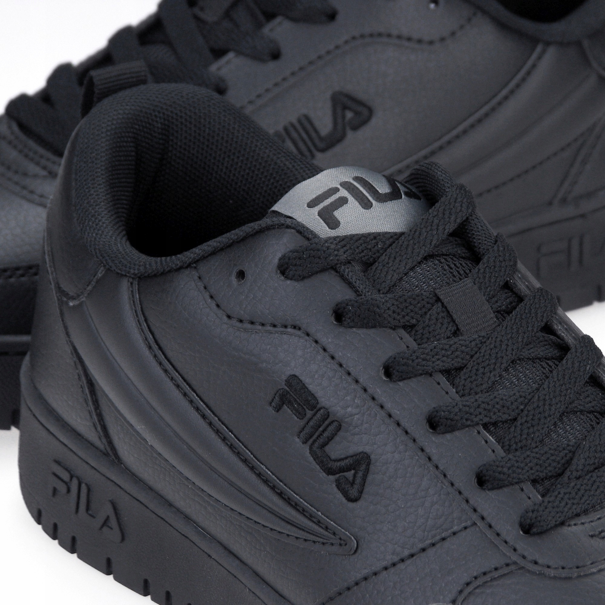 Uniwersalny czarny kolor – Pasujący do każdej stylizacji