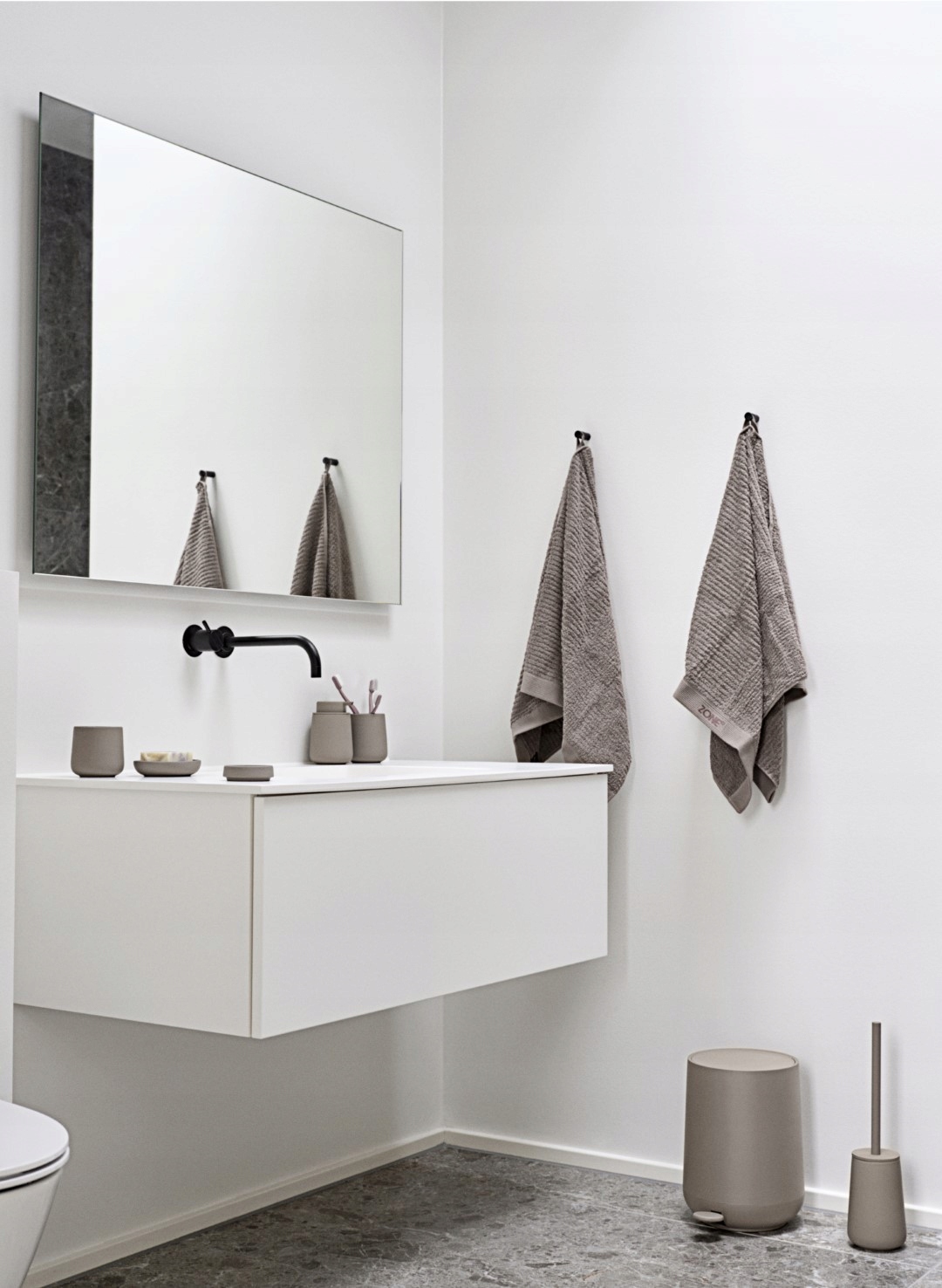 Kubek na szczoteczki do zębów Nova One Taupe – Elegancja w Twojej łazience