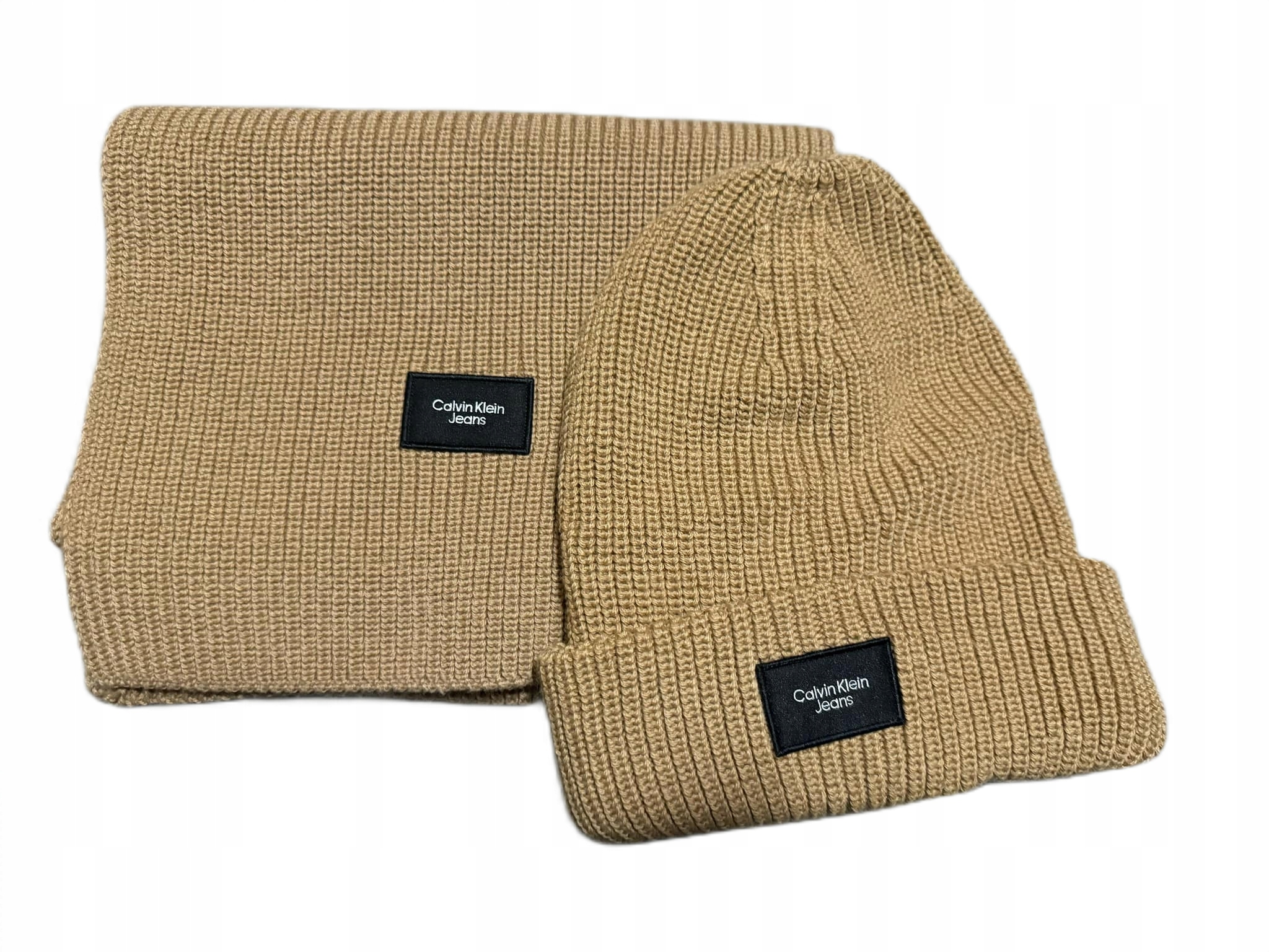 Wyjątkowy design modelu MONOGRAM BEANIE SCARG