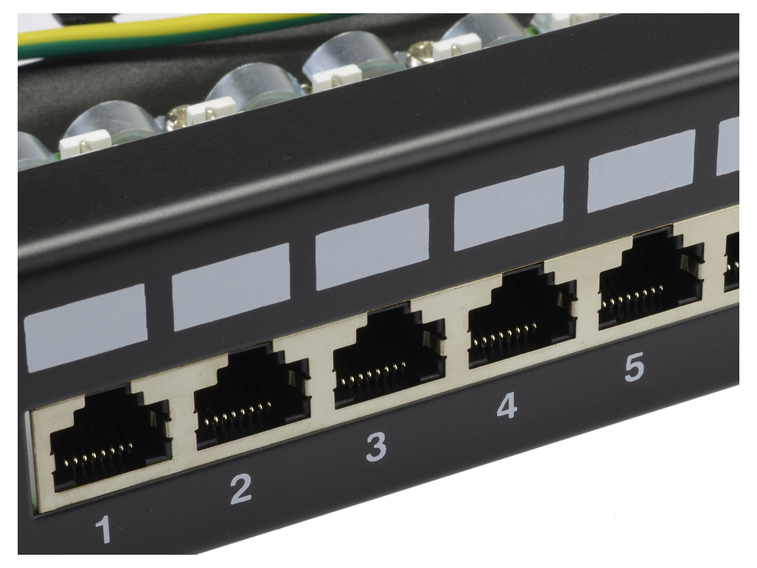 Ekranowane porty RJ45 dla optymalnej wydajności