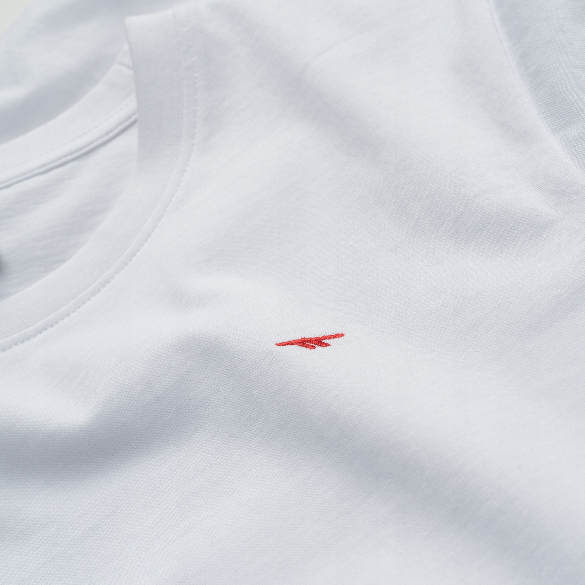 Delikatne logo marki Hi-Tec