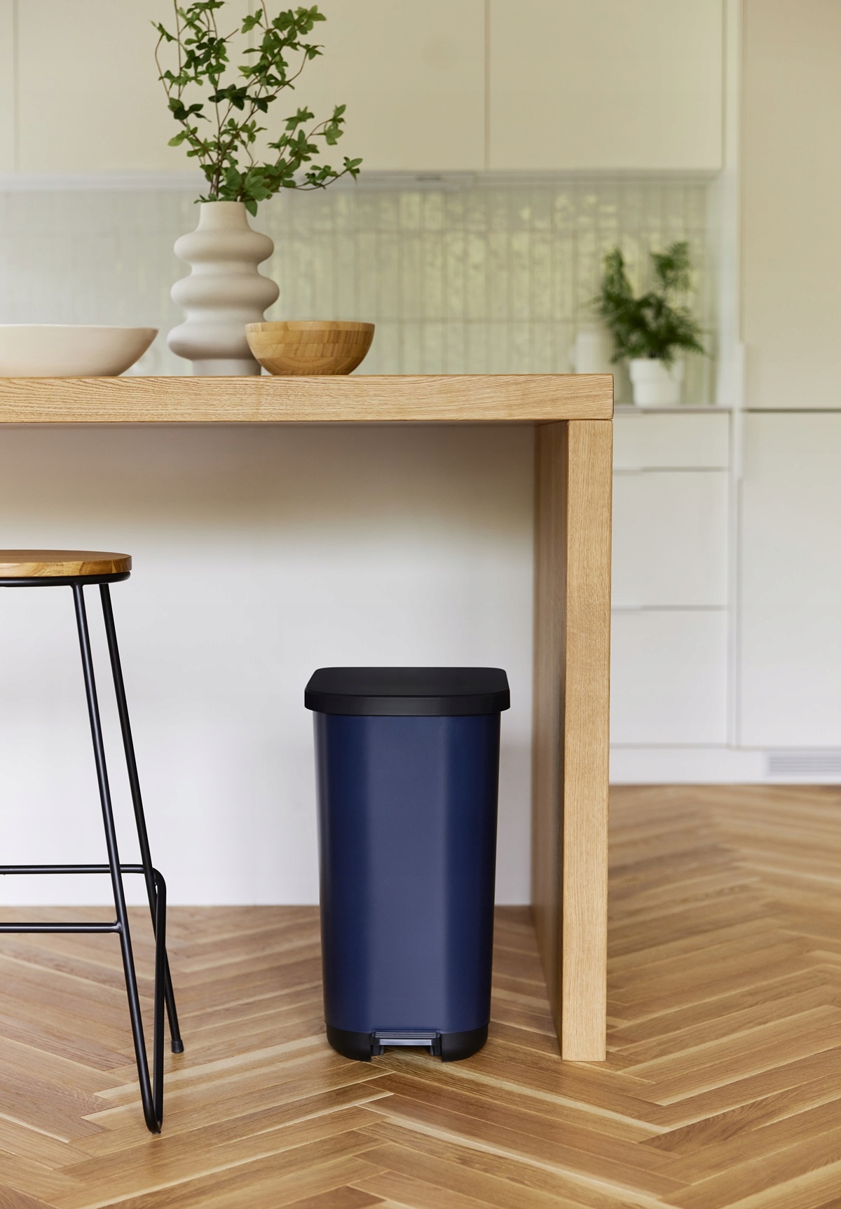 Kosz na śmieci Ribo 35L firmy Rotho – Estetyka i funkcjonalność w jednym