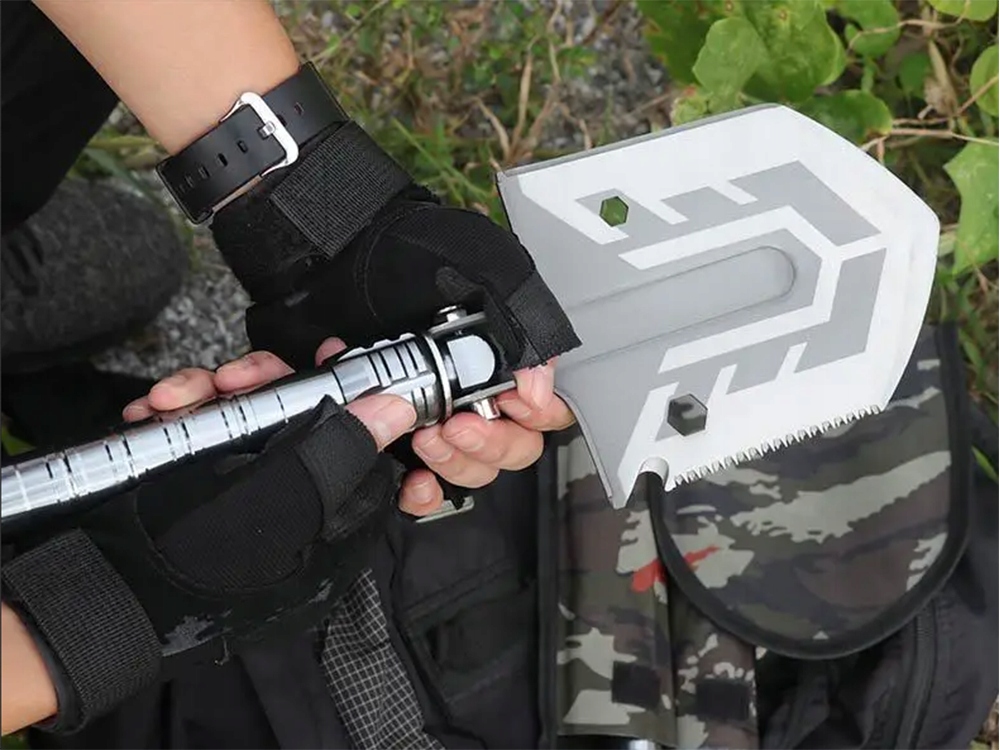 Wygodne akcesoria – Krzesiwo, gwizdek alarmowy i otwieracz