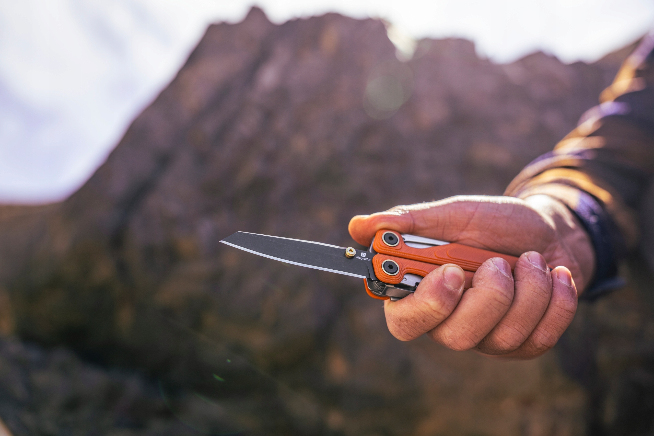 Multitool Leatherman Wave Alpha - canyonland: Niezawodny towarzysz w każdej przygodzie