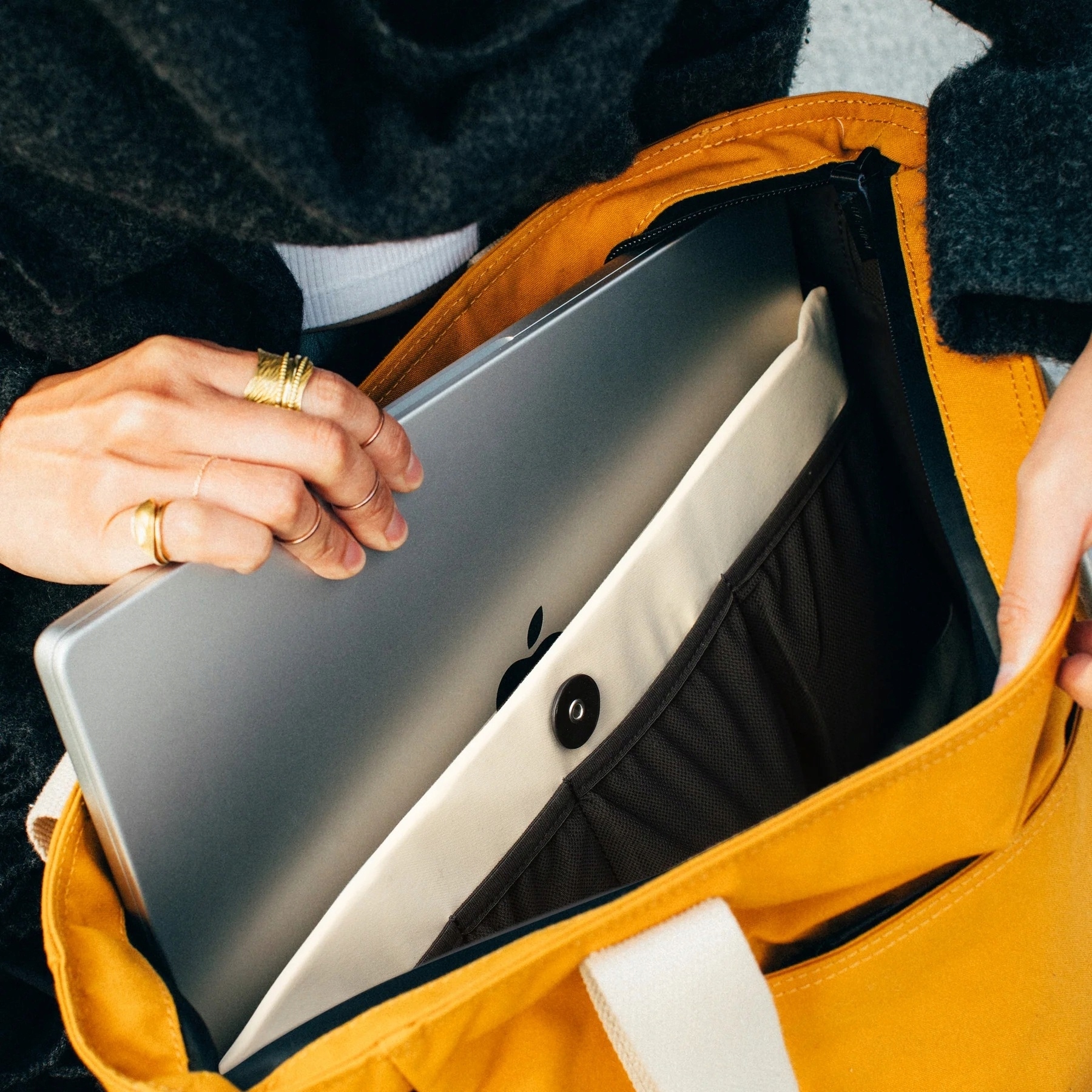 Zorganizowane wnętrze - kieszeń na laptopa i miejsce na akcesoria